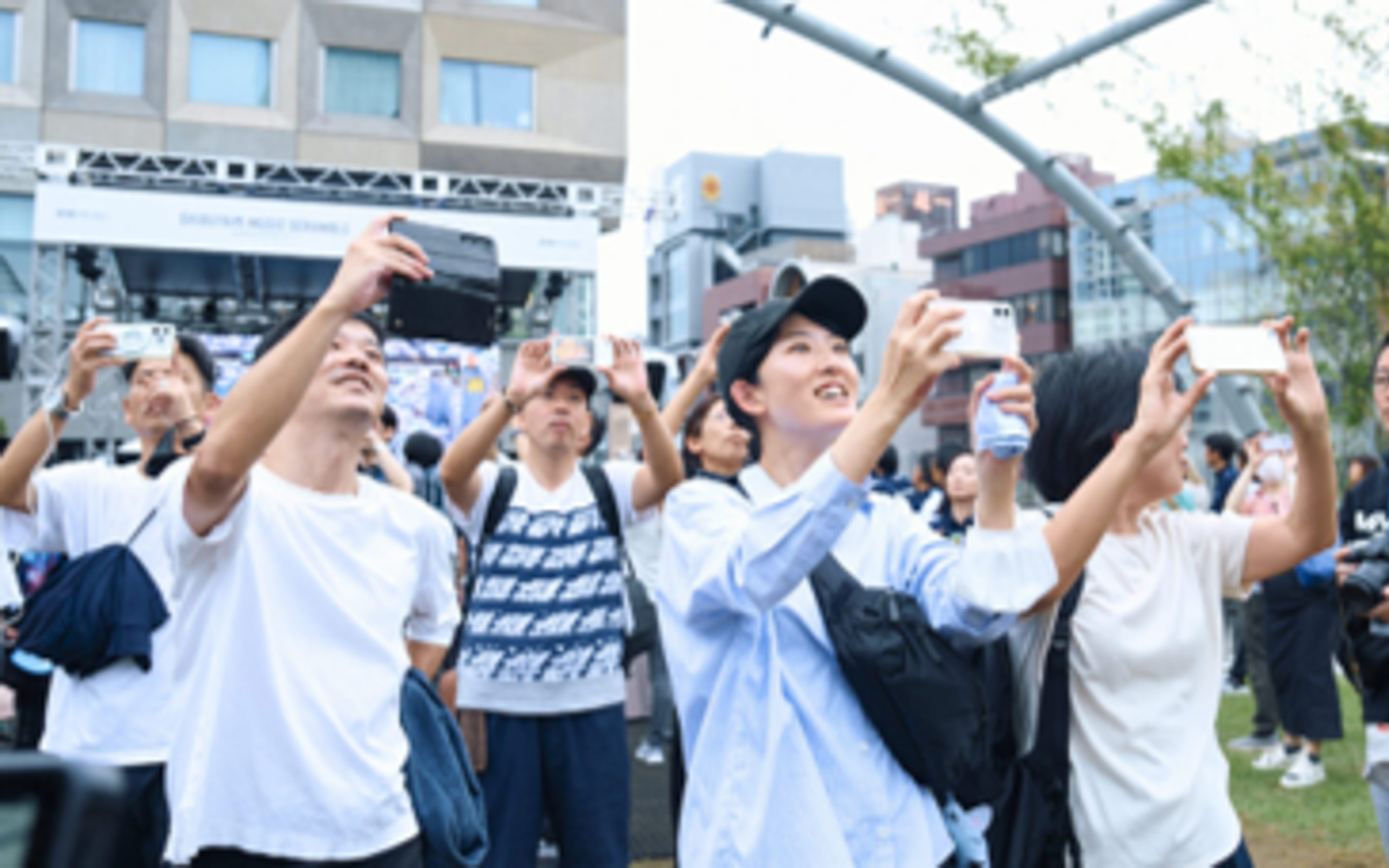 選手たちは世界中の拠点で実際にフライトし、機体に搭載された専用センサーにより誤差わずか3cmという超高精度の飛行データを計測・収集。そのデータをもとに、都市空間にAR（拡張現実）で“空飛ぶレース機”が再現される