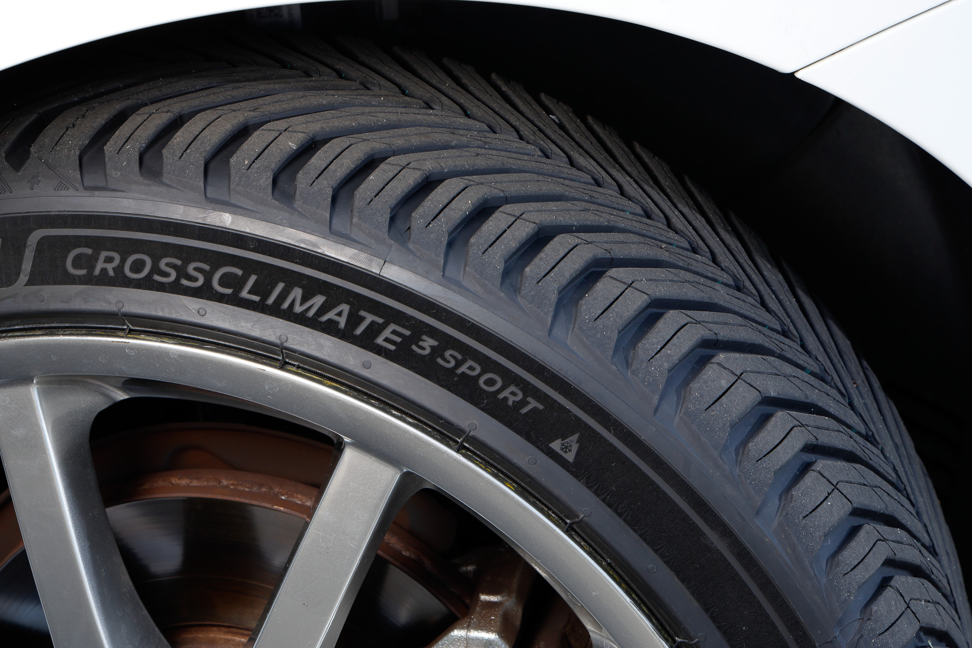 新ジャンルのオールシーズンタイヤ「クロスクライメート 3 SPORT」も登場。サイズラインアップは18～21インチ、タイヤ幅は205～285、扁平率は35～55