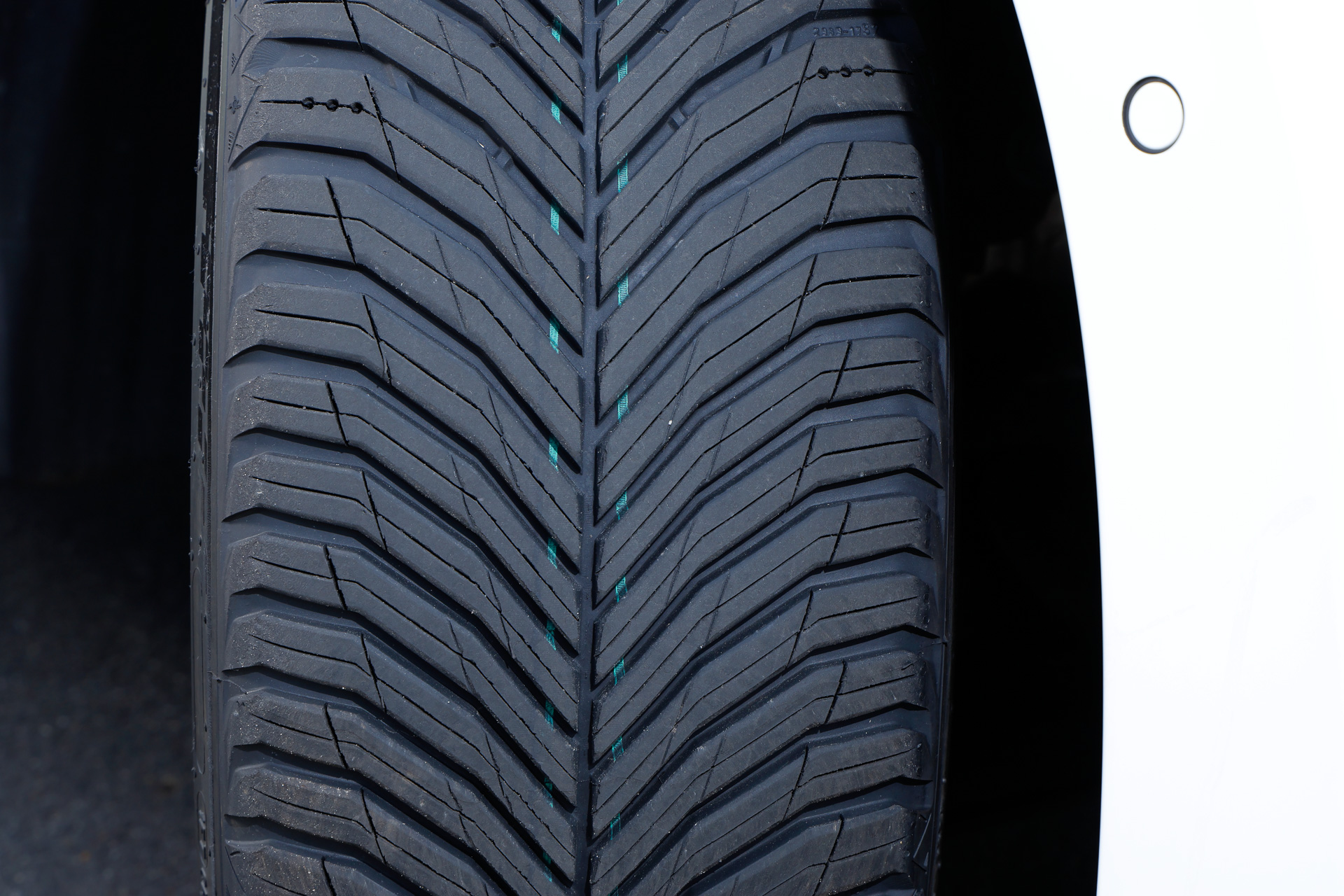 「クロスクライメート 3 SPORT」ではオールシーズン専用トレッドコンパウンド「サーマル アダプティブ コンパウンド2.0」を用い、優れた雪性能に加えて高いドライ・ウェットグリップを実現。低燃費タイヤのグレーディングでは、転がり抵抗ラベリングが「A」、ウエットラベリングが「a」。なお、サイドウォール部のデザインは「クロスクライメート 3」では18インチ以上のサイズにプレミアムタッチを、「クロスクライメート 3 SPORT」では全サイズにフルリングプレミアムタッチを採用している