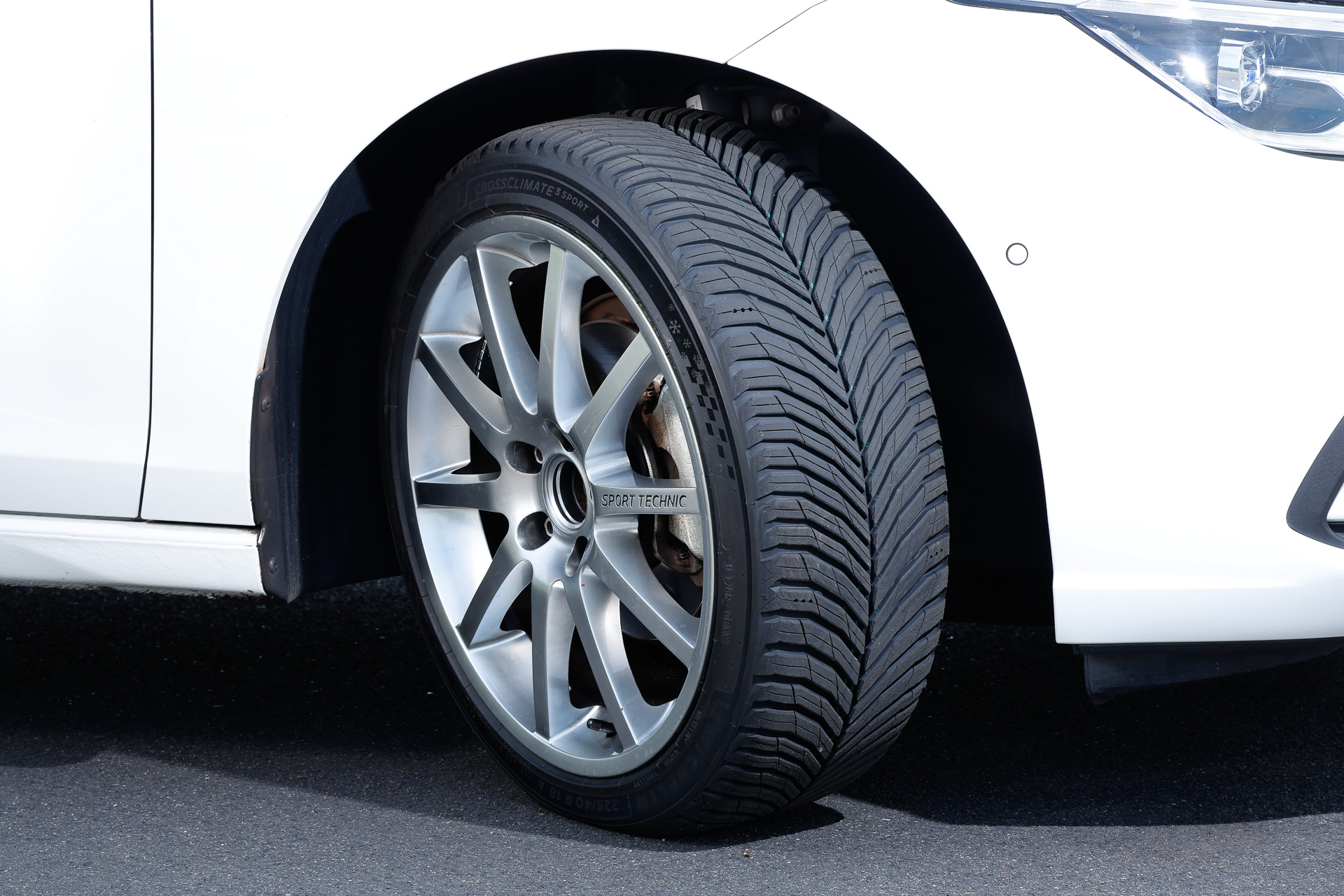 「クロスクライメート 3 SPORT」ではオールシーズン専用トレッドコンパウンド「サーマル アダプティブ コンパウンド2.0」を用い、優れた雪性能に加えて高いドライ・ウェットグリップを実現。低燃費タイヤのグレーディングでは、転がり抵抗ラベリングが「A」、ウエットラベリングが「a」。なお、サイドウォール部のデザインは「クロスクライメート 3」では18インチ以上のサイズにプレミアムタッチを、「クロスクライメート 3 SPORT」では全サイズにフルリングプレミアムタッチを採用している