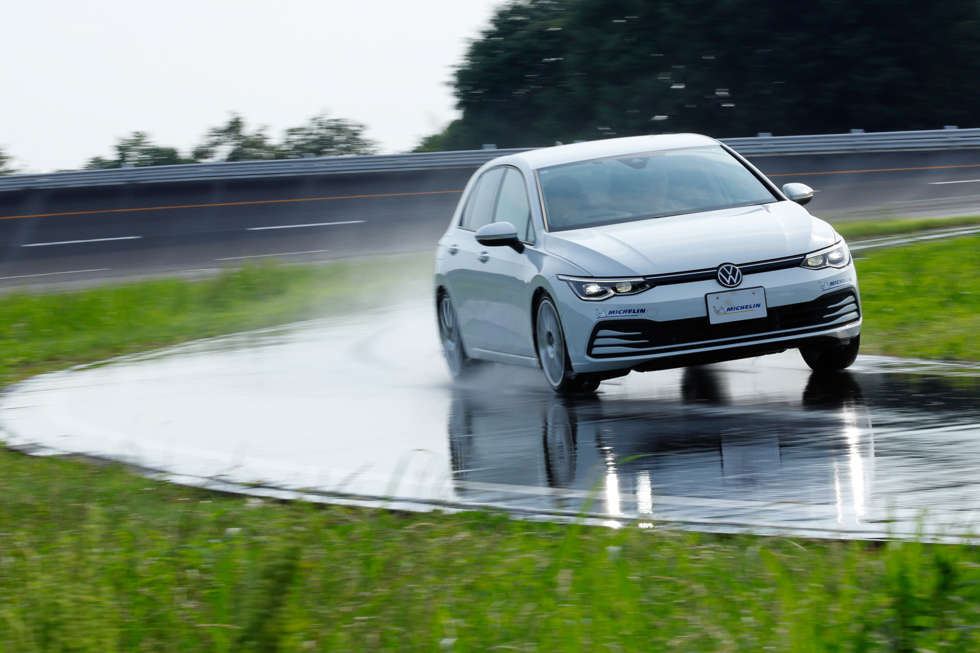 「クロスクライメート 3 SPORT」を装着したゴルフ eTSIでウエットハンドリング路を走った