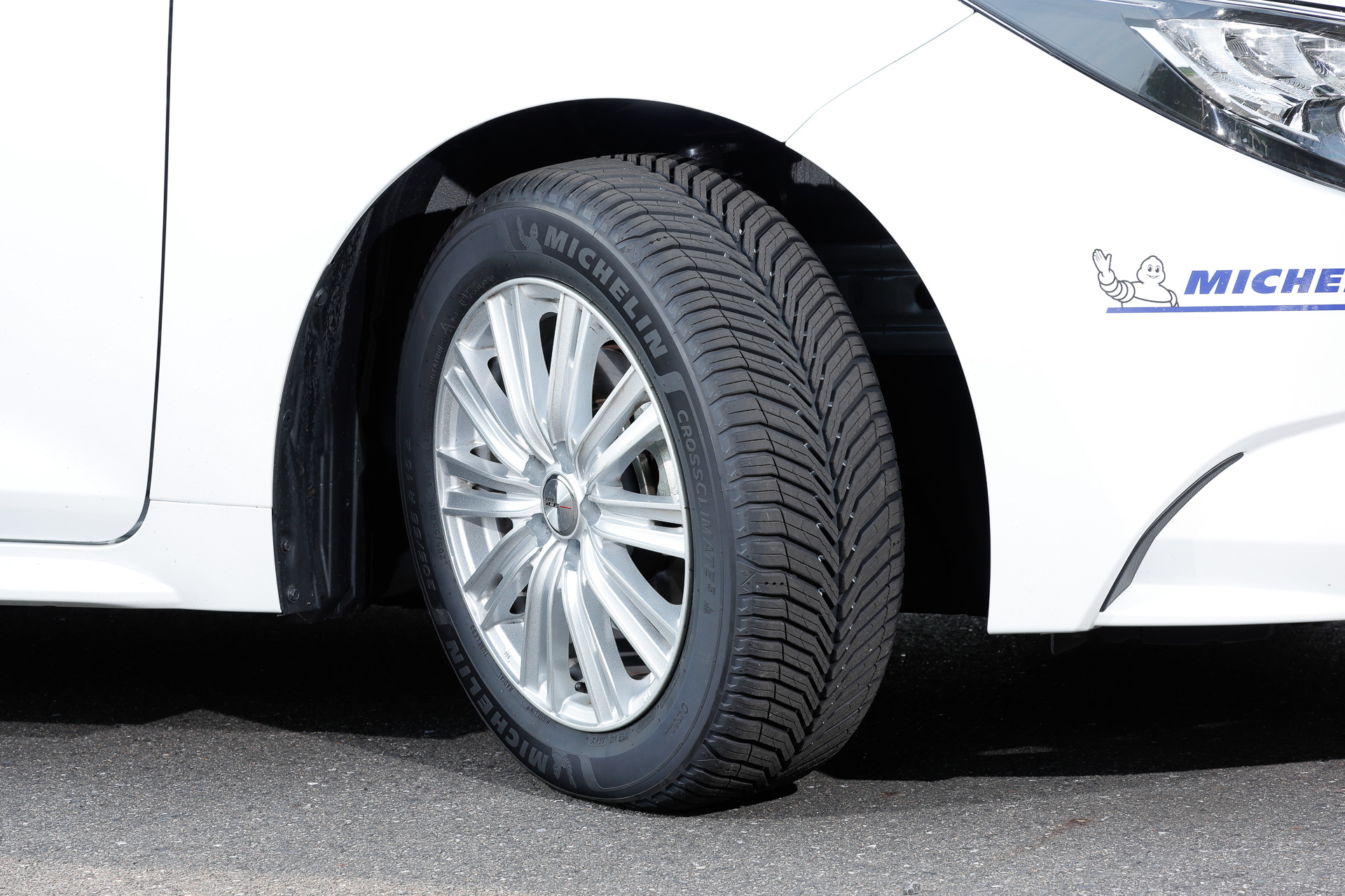 「クロスクライメート 3」「クロスクライメート 3 SPORT」ともに排水性・排雪性向上のためVシェイプトレッドパターンにセンターグルーブを新採用するとともに、サイズの異なるブロックを最適配置して不快な周波数帯の音を効果的に削減する「ピアノ アコースティック チューニングテクノロジー」などを採用。「クロスクライメート 3」ではさらに「マックスタッチコンストラクション」を用い、均一な接地圧分布を実現した