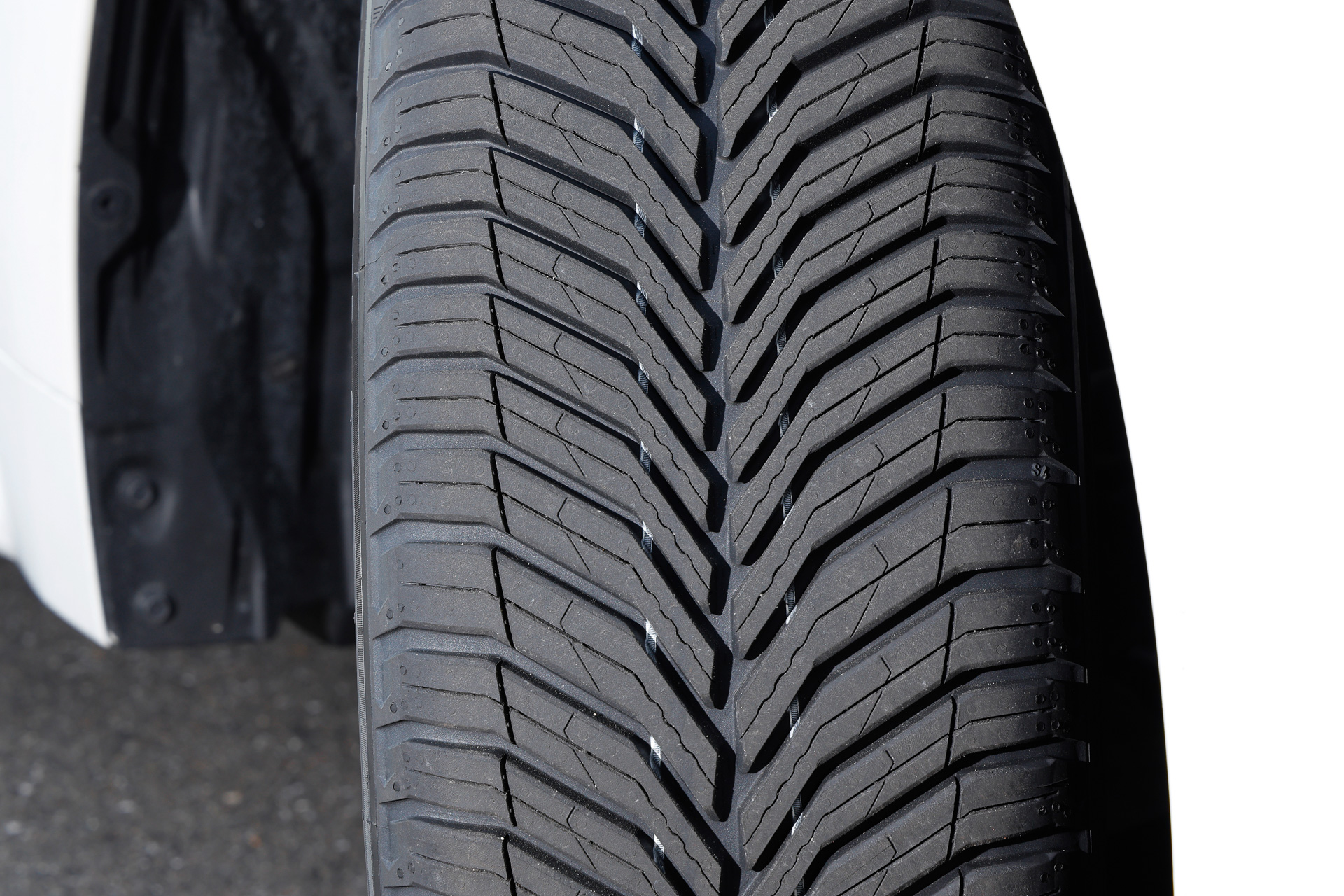 「クロスクライメート 3」「クロスクライメート 3 SPORT」ともに排水性・排雪性向上のためVシェイプトレッドパターンにセンターグルーブを新採用するとともに、サイズの異なるブロックを最適配置して不快な周波数帯の音を効果的に削減する「ピアノ アコースティック チューニングテクノロジー」などを採用。「クロスクライメート 3」ではさらに「マックスタッチコンストラクション」を用い、均一な接地圧分布を実現した