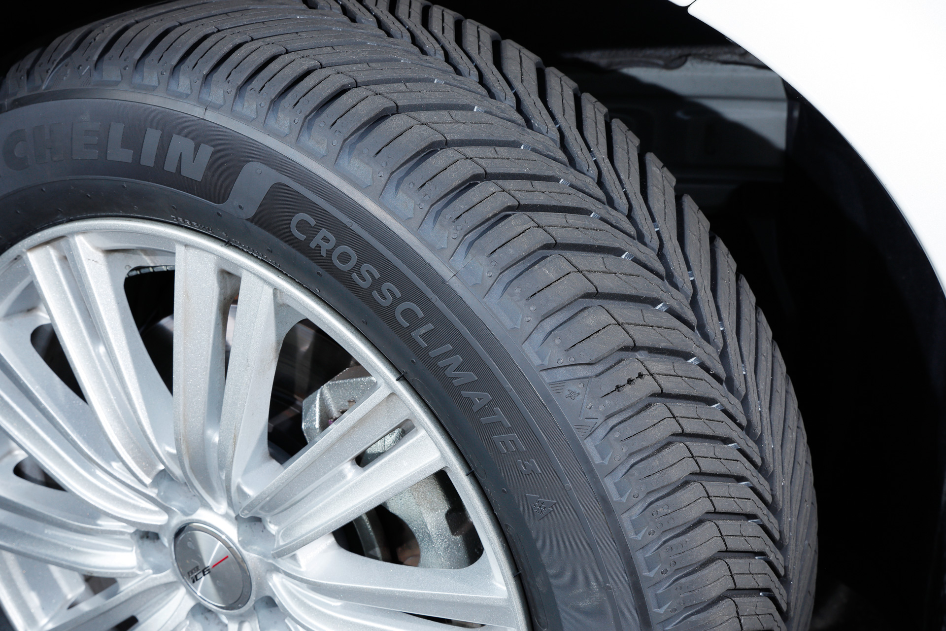 左が新品、右が残溝2mmのタイヤ