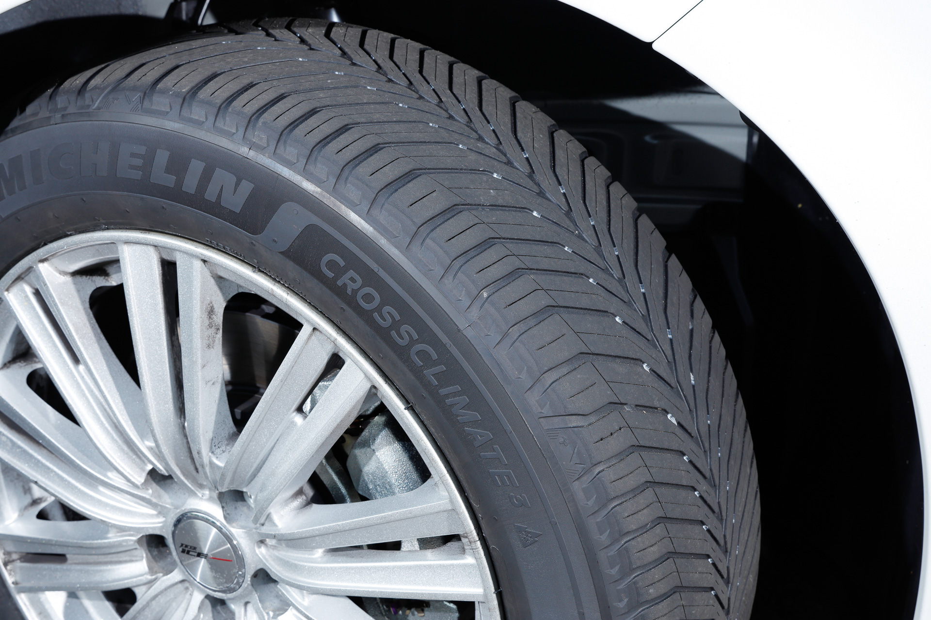 左が新品、右が残溝2mmのタイヤ