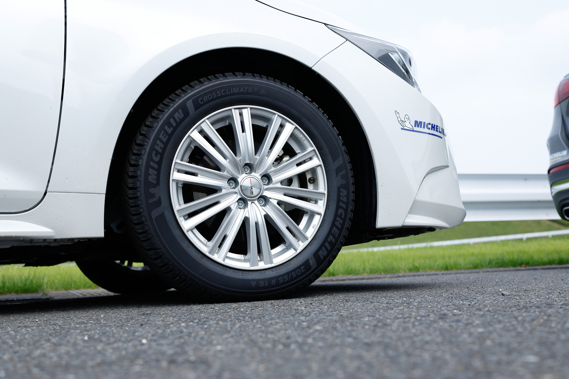 正常進化モデルとして登場した「クロスクライメート 3」。サイズラインアップは「クロスクライメート 3」が16～20インチ、タイヤ幅は195～285、扁平率は35～65