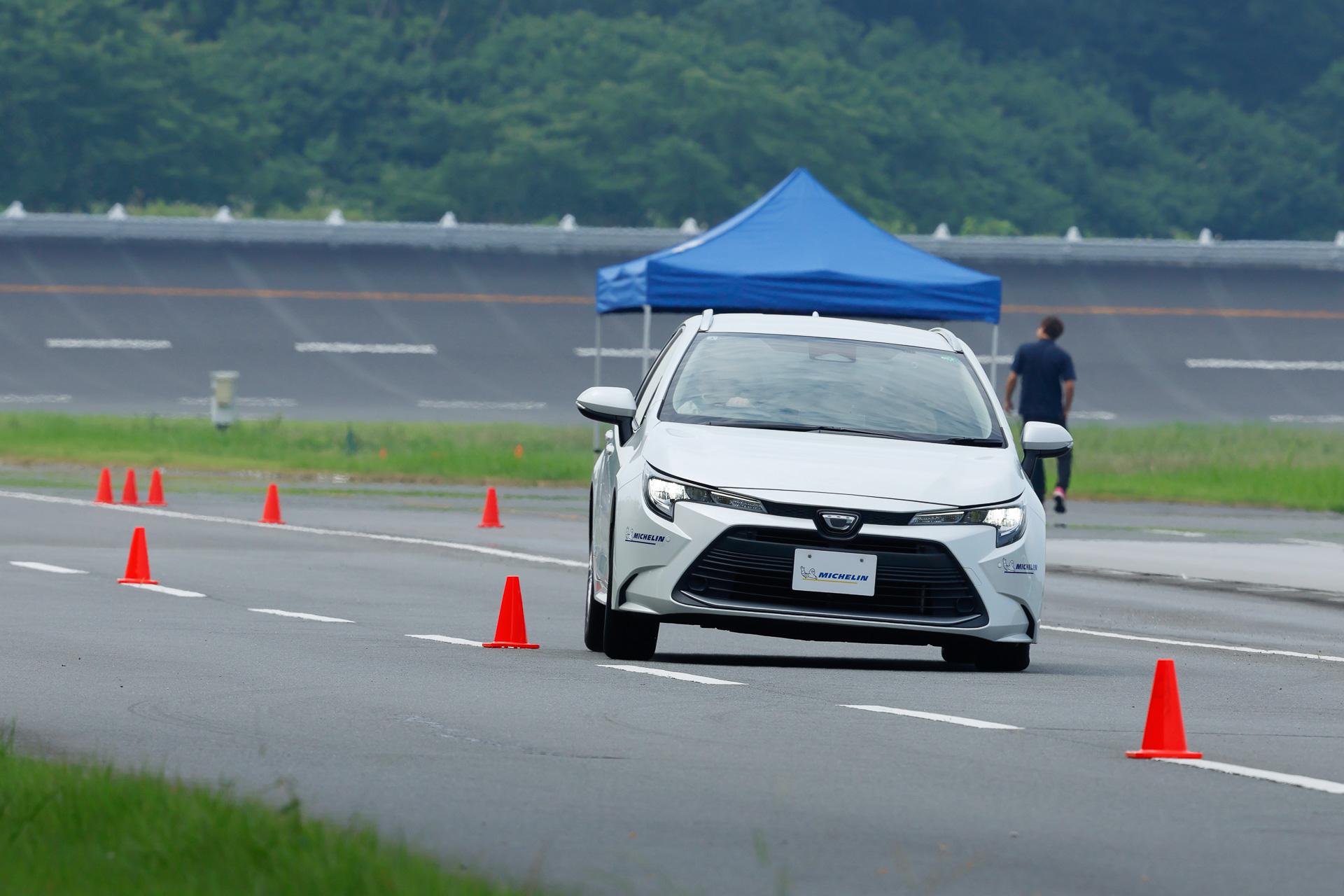 「クロスクライメート 3」はカローラ ツーリングに装着してテストコースの外周路で試した