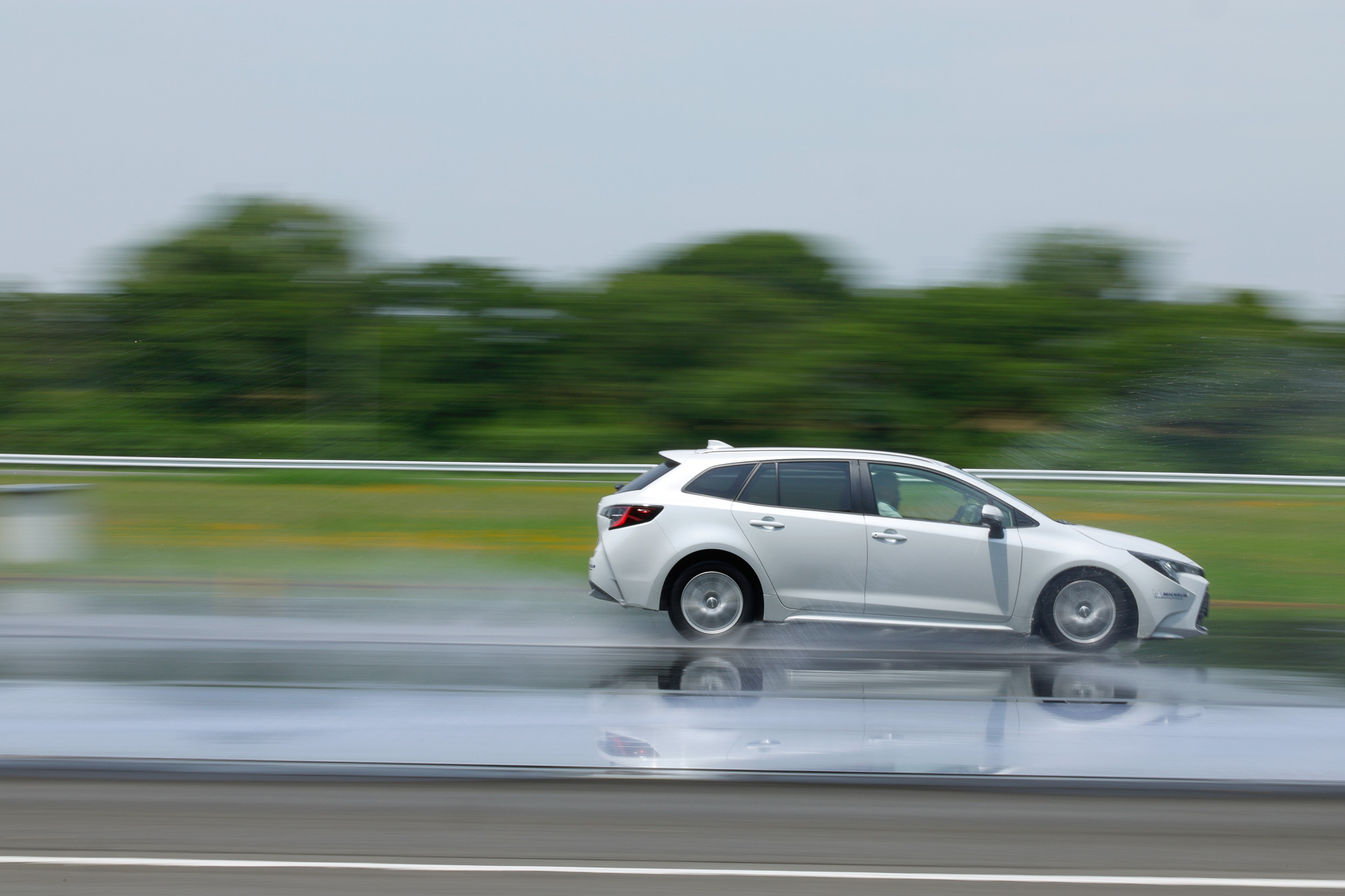 新品と残溝2mmのタイヤを80km/hからのフル制動で比較