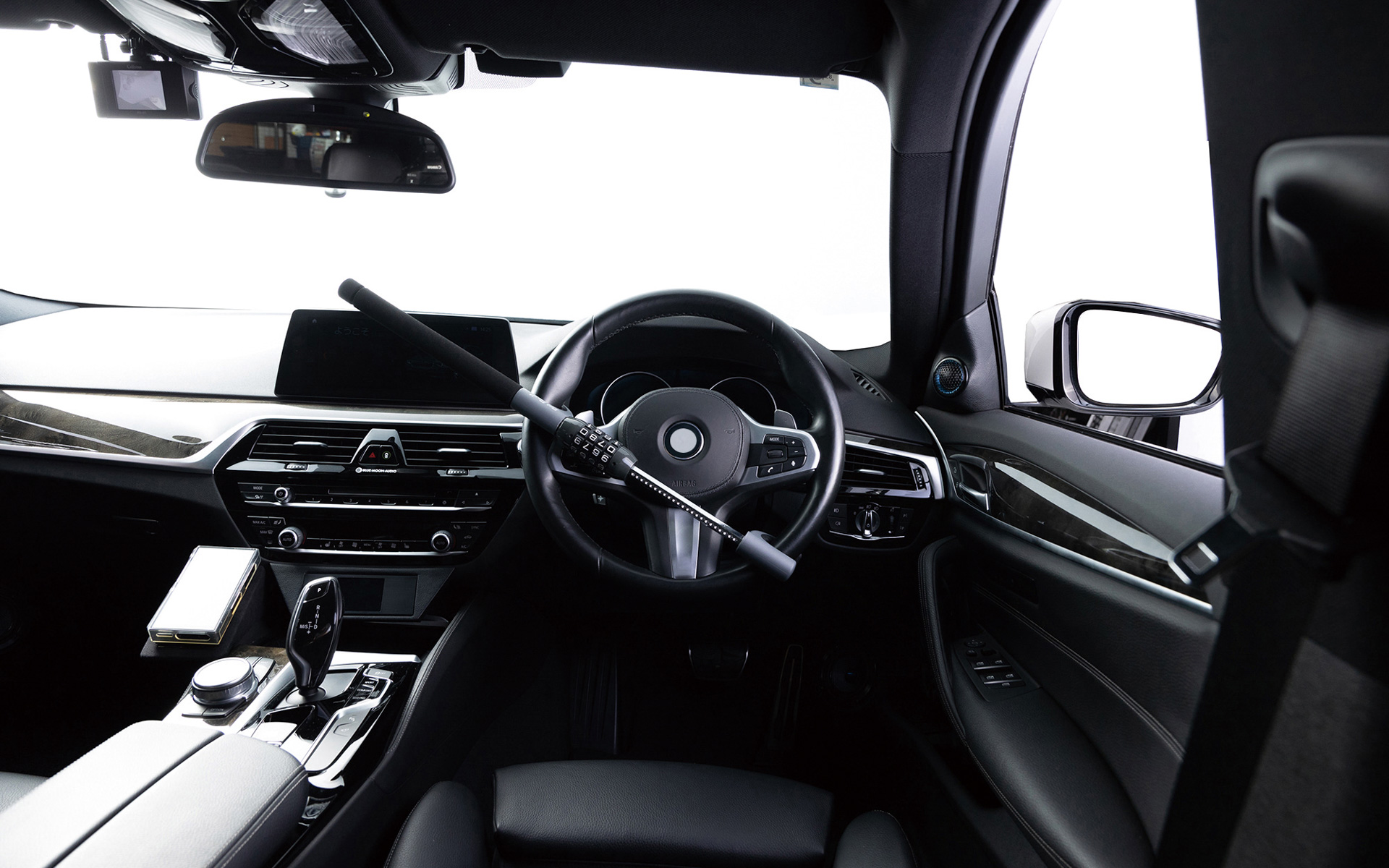 一般的なハンドルロックの重量は1.5kg以上あるが、製品は約1.0kgの軽量設計。さらに全長47cmのコンパクトなサイズで毎日の取り付け・取り外しもラクに行なえるようにした。付属の専用収納袋で車内保管もすっきりさせた