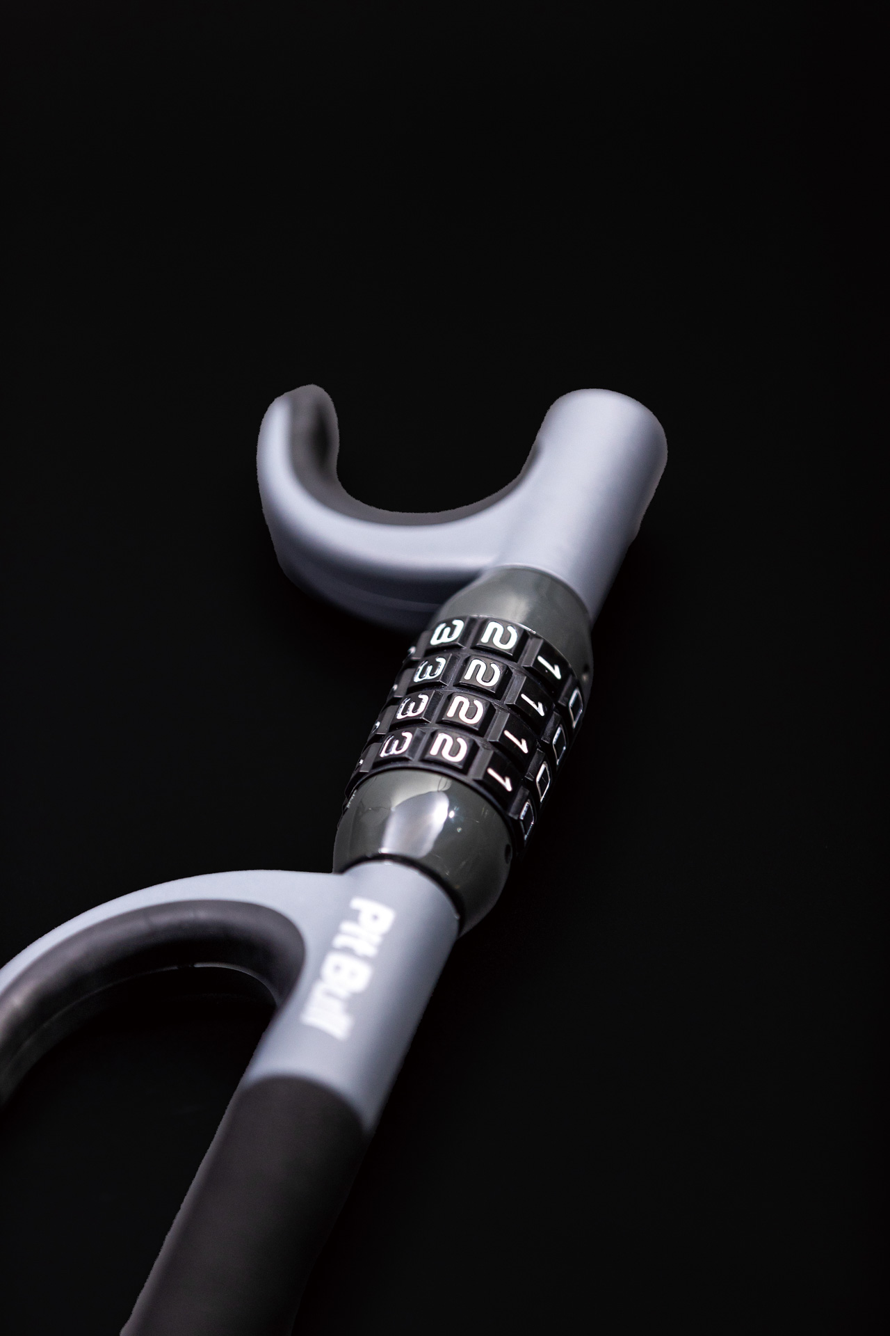 ダイヤル式で鍵が不要となり、快適に使える操作性を実現。鍵の持ち運びの手間や紛失の心配がなく、ピッキングリスク対策にも有効。また、4ケタダイヤルで素早く脱着できるようにした