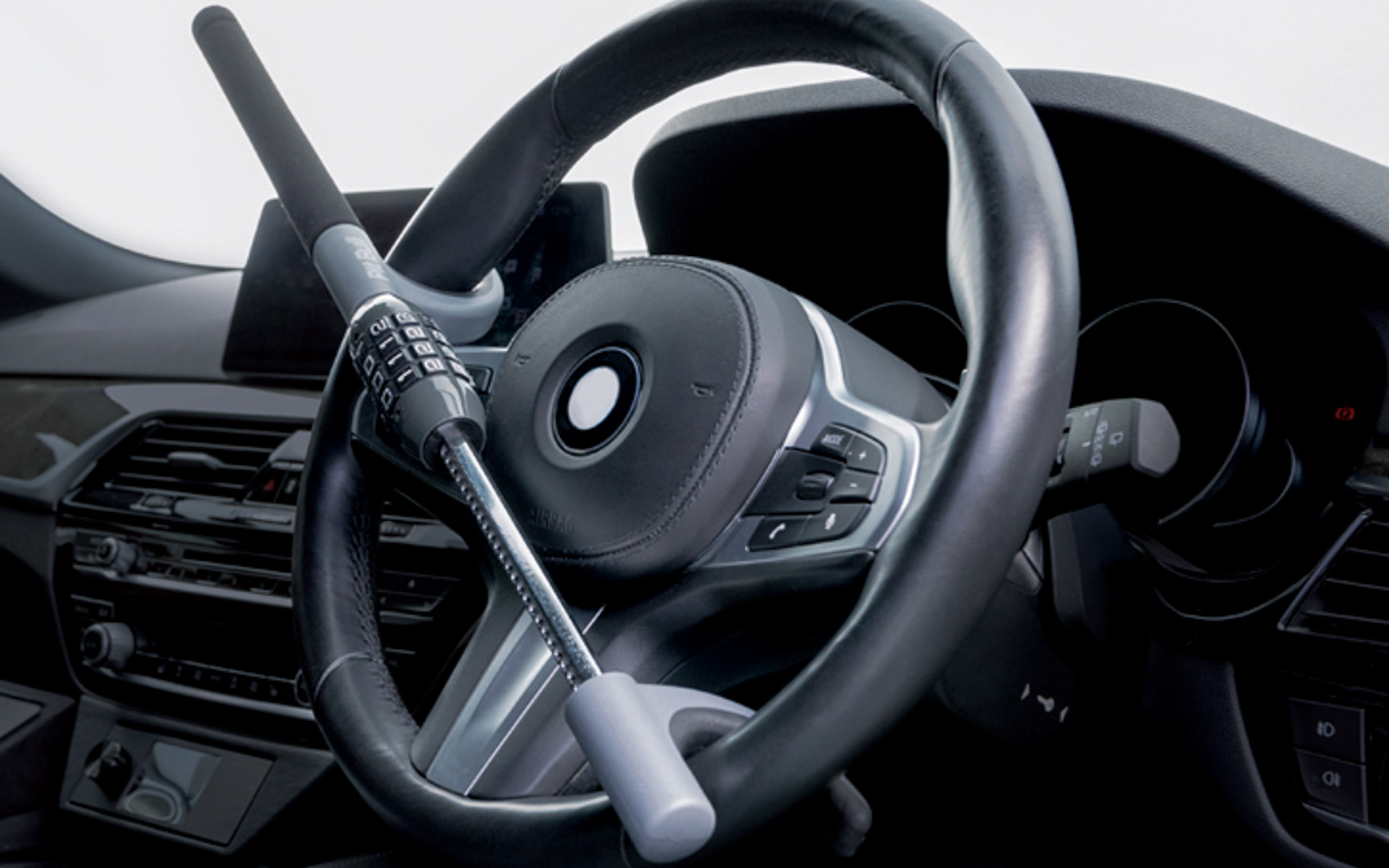 黒×グレーの落ち着いた配色で車内のインテリアにも調和。ハンドルロックにありがちな無骨さを排除した、シンプルでスタイリッシュなデザインを採用