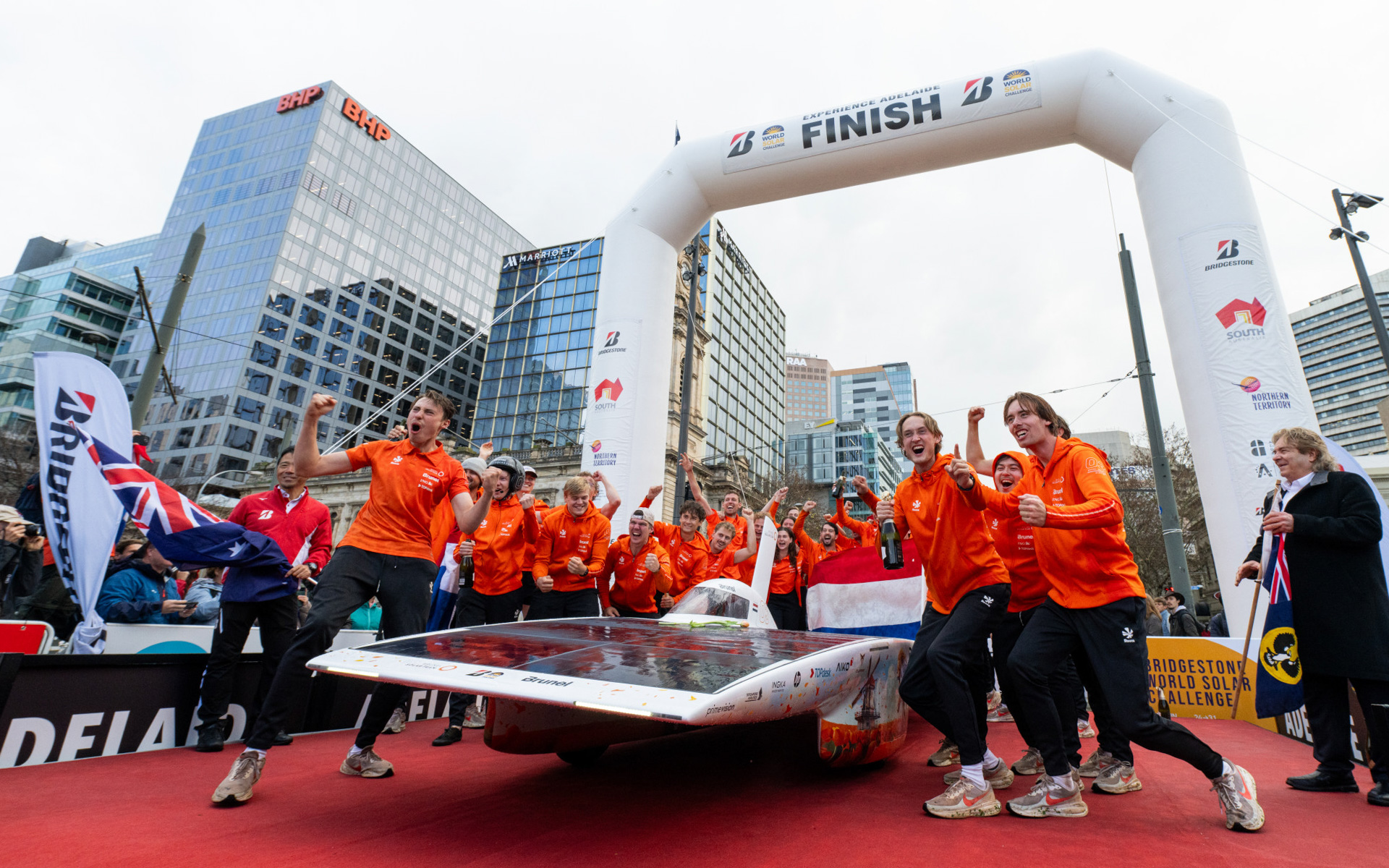 チャレンジャークラス優勝は、オランダのブルネル・ソーラーカーチーム