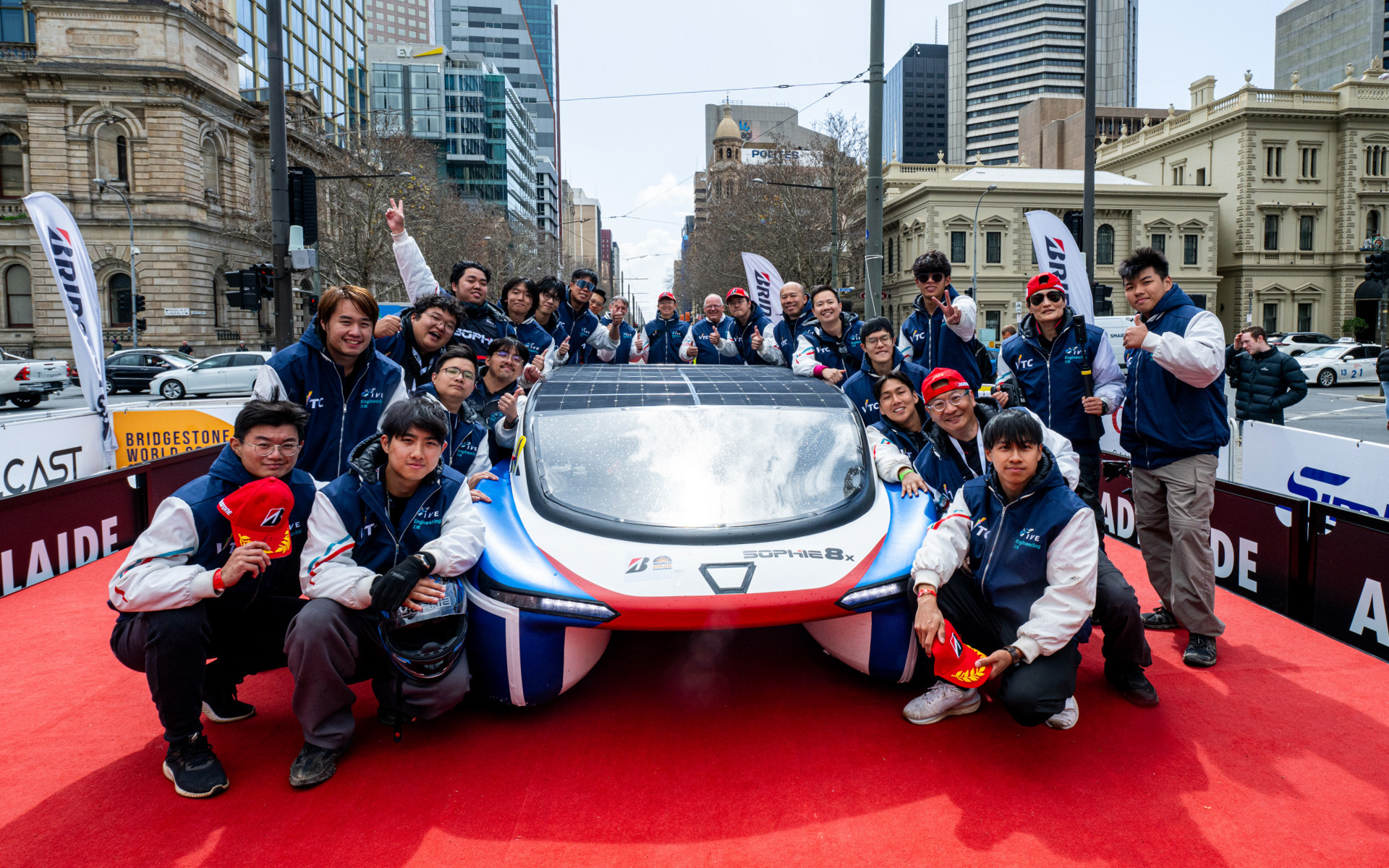 クルーザークラス優勝は、香港のVTCソーラーカーチーム