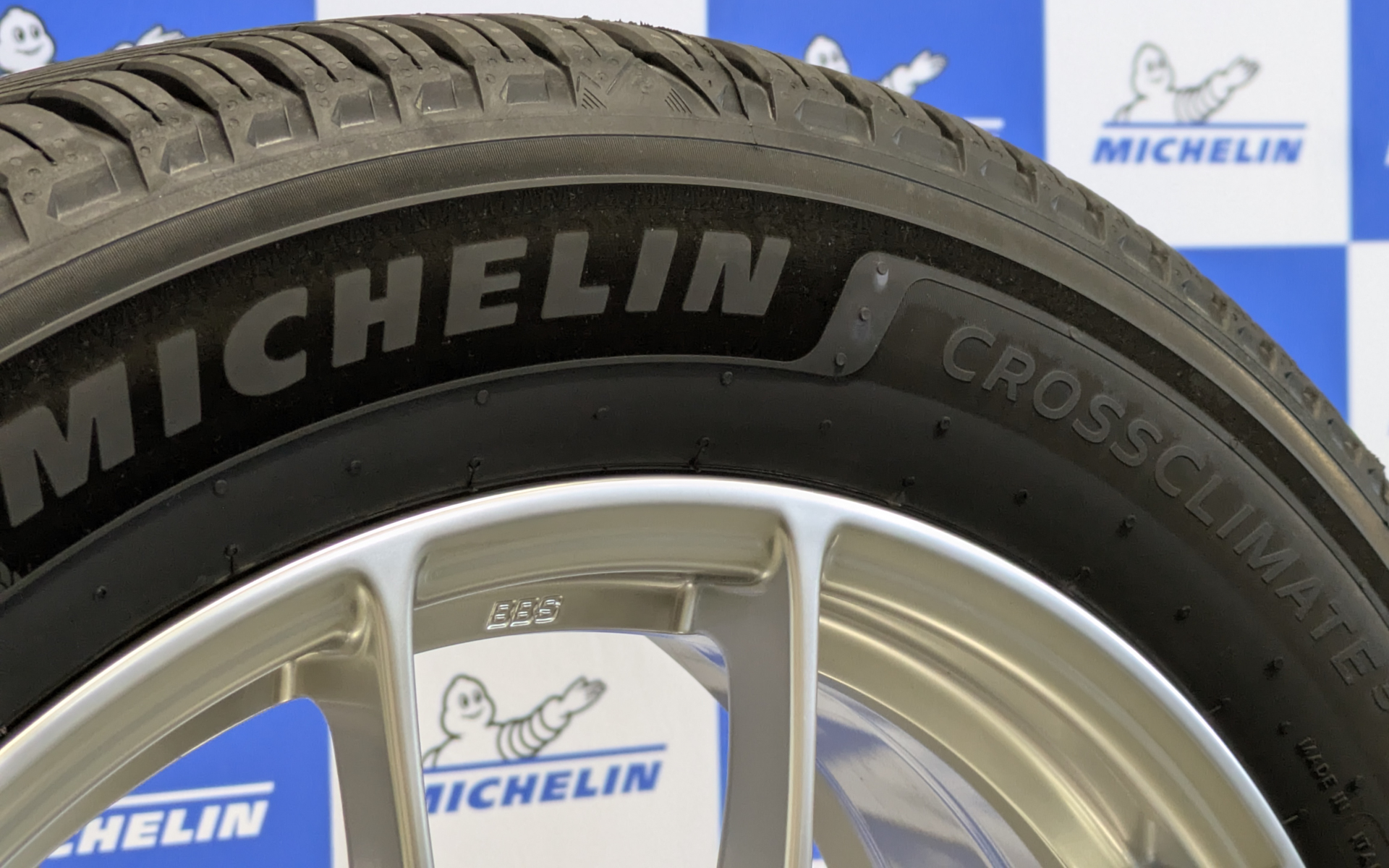 上質な黒を実現するプレミアムタッチ