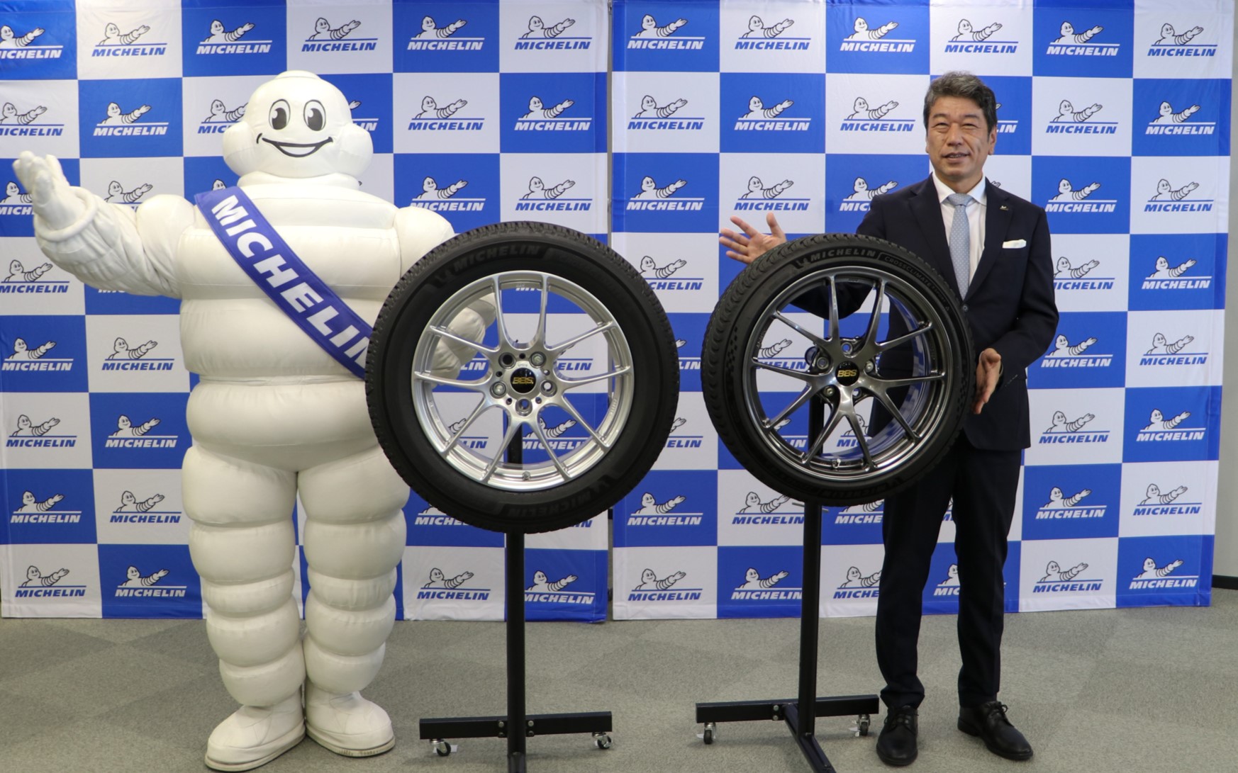 新製品「クロスクライメート3」「クロスクライメート3スポーツ」をアンベールした須藤社長とミシュランマン