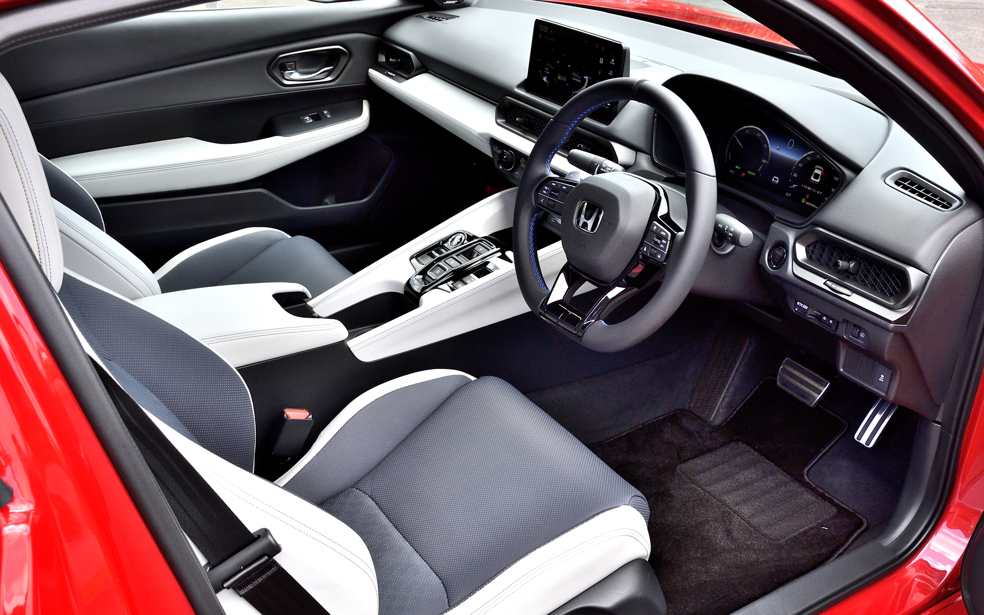 ステアリングはDシェイプ形状で、12時の位置にアルカンターラのワンポイントが入る