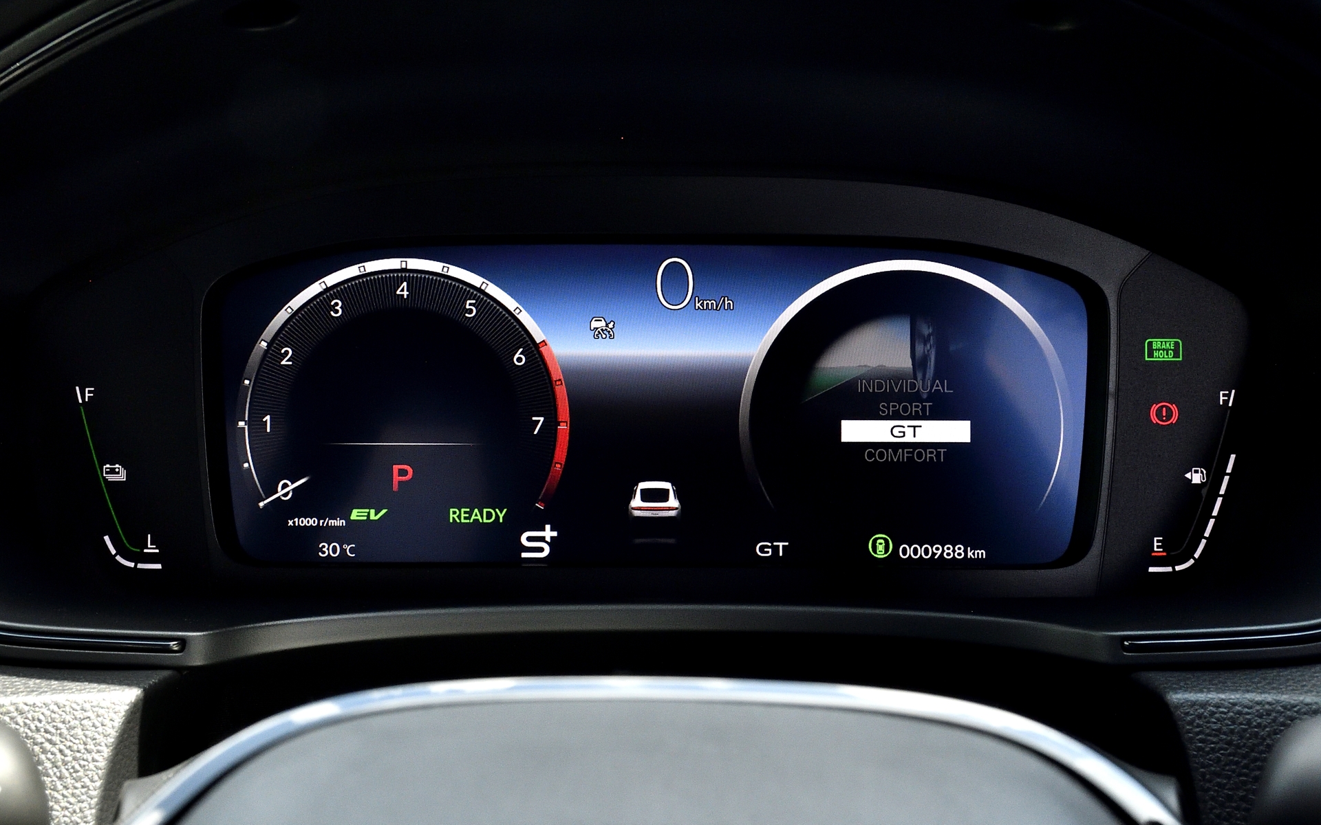 ドライブモードは、「コンフォート」「GT」「スポーツ」「インディビジュアル」の4つ