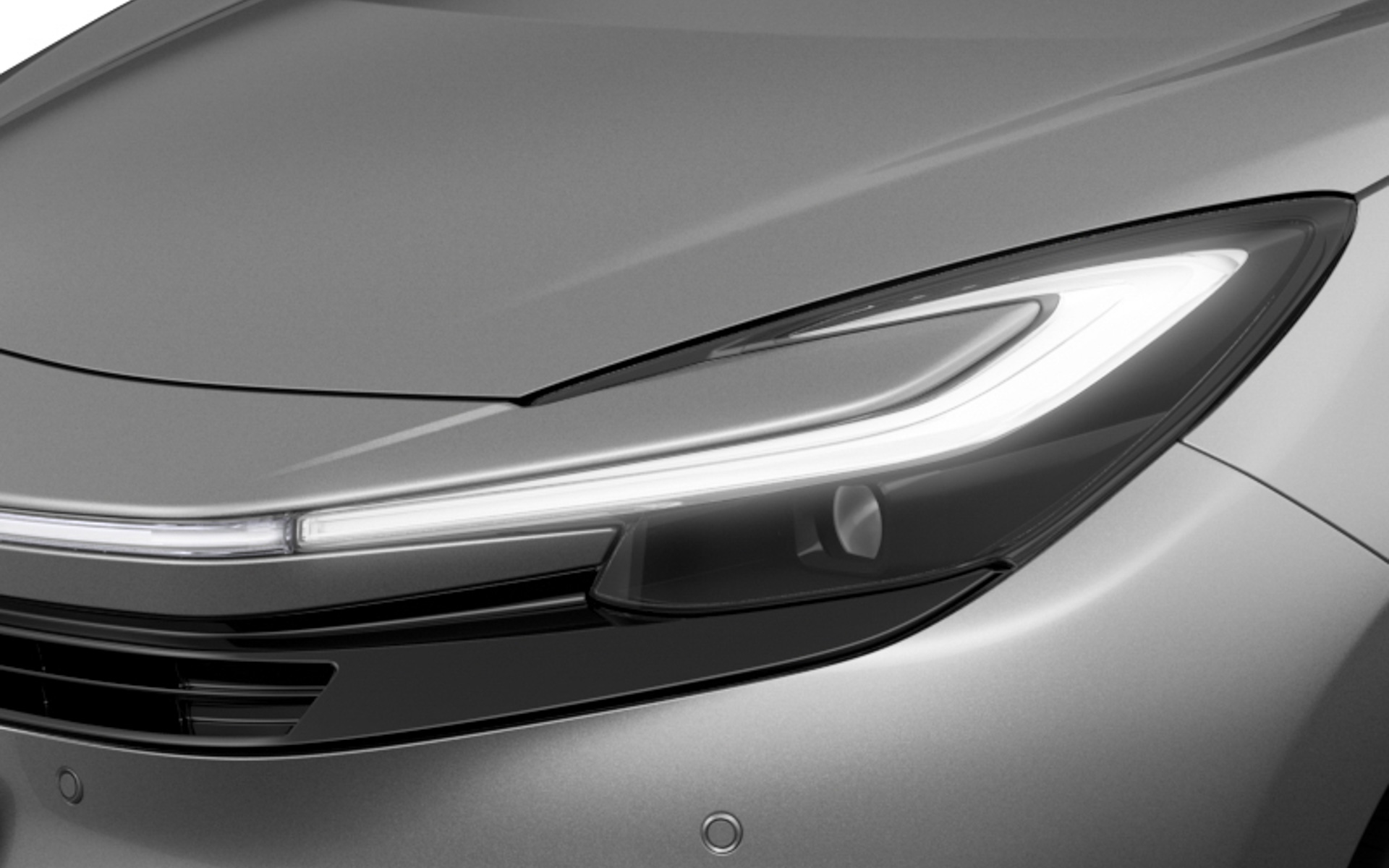 フロントマスクの左右につながるライトは、暗いところで光るとまたイメージが変わるのでぜひ街中で見てみてくださいね