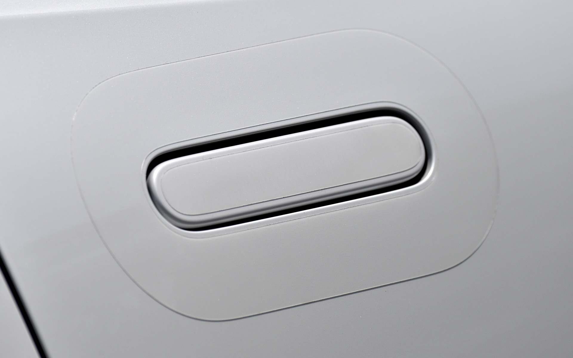 ドアハンドル周辺の傷つきを防ぐ「ドアハンドルプロテクター」は左右セットで4400円