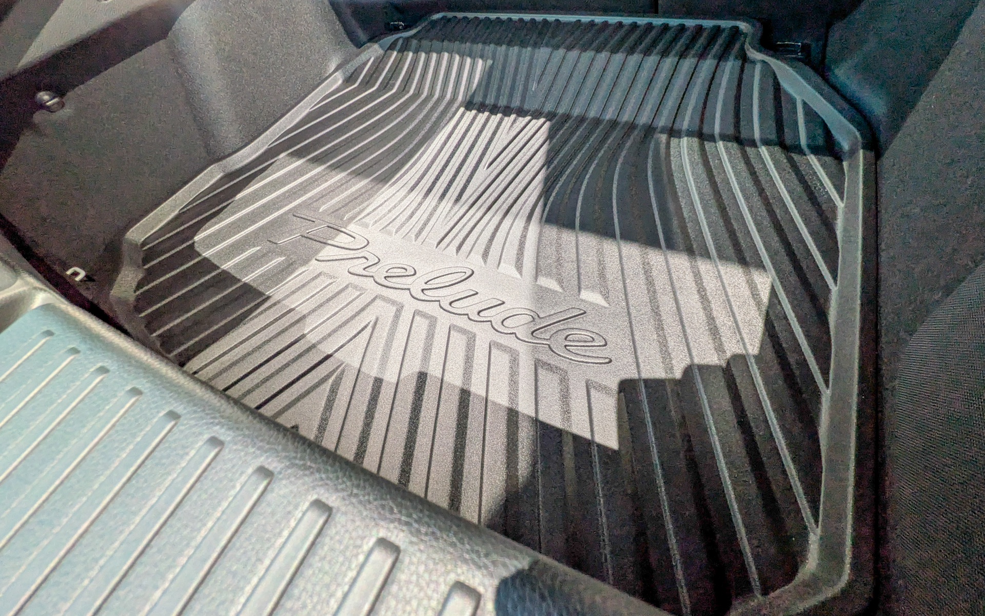 縁高タイプの「ラゲッジトレー」は価格1万4300円。中央に「Prelude」の文字が入る