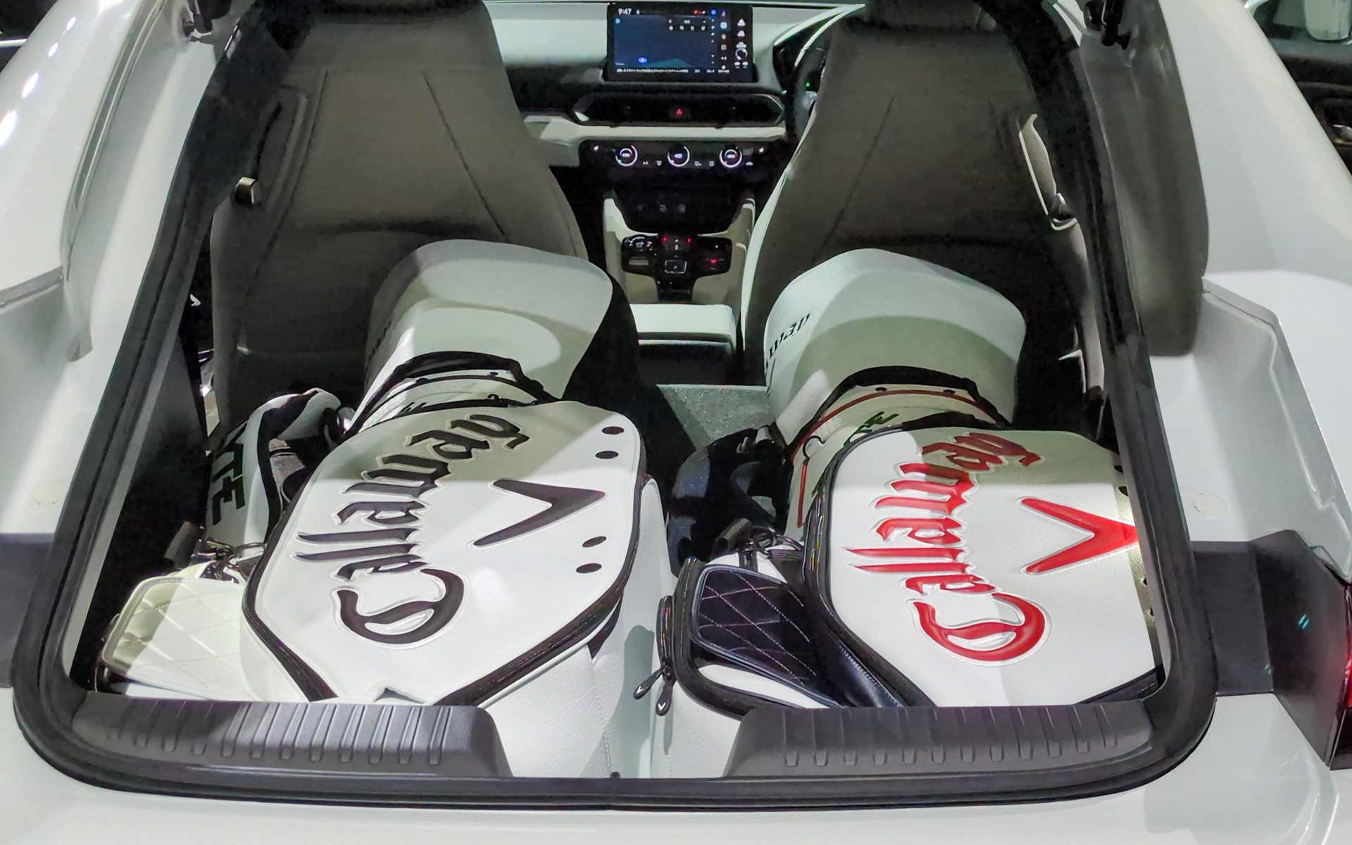 後席を倒せば9.5型のゴルフバッグ2個も積めるラゲッジスペース