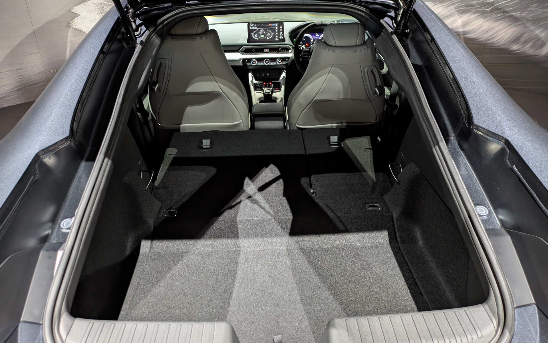 後席を倒せば広いラゲッジスペースを確保できる