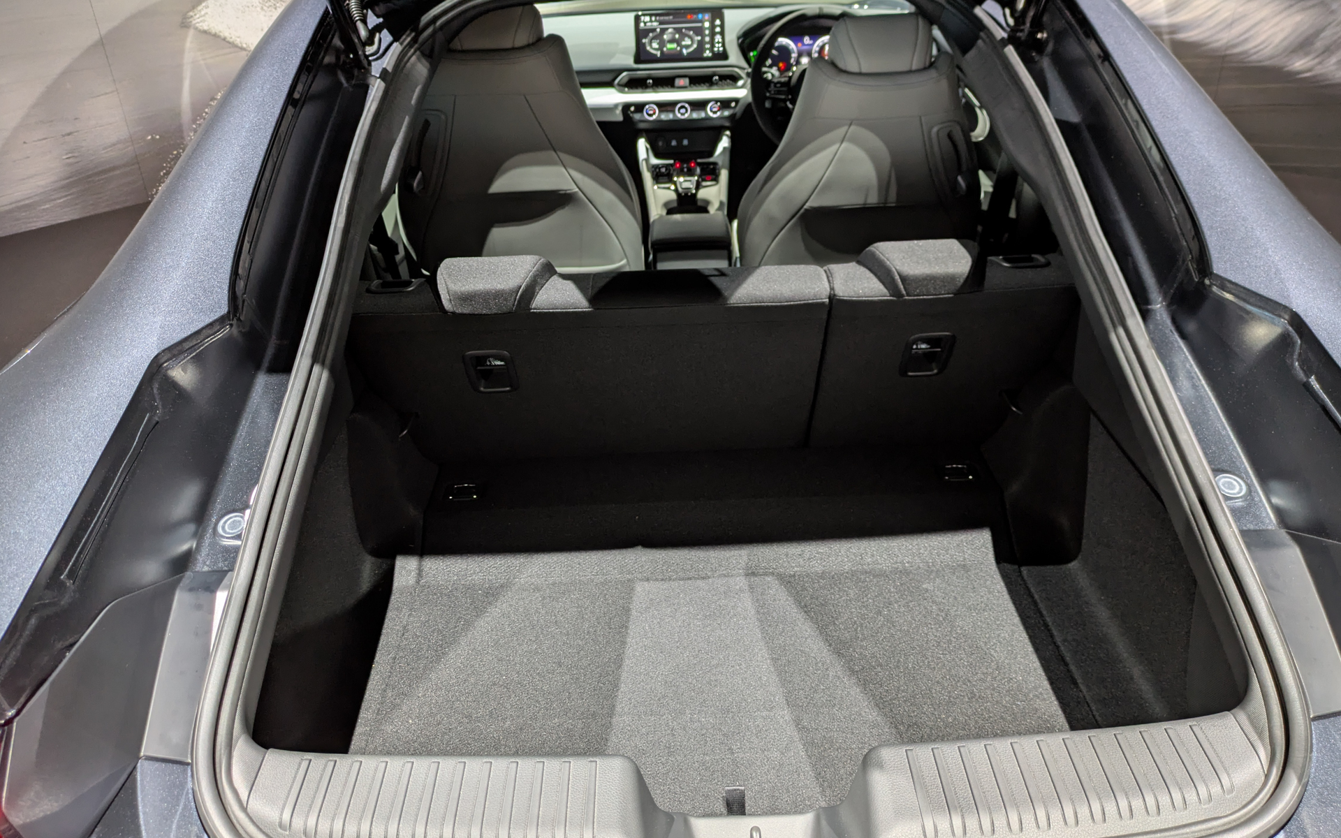 後席は6：4の可倒式