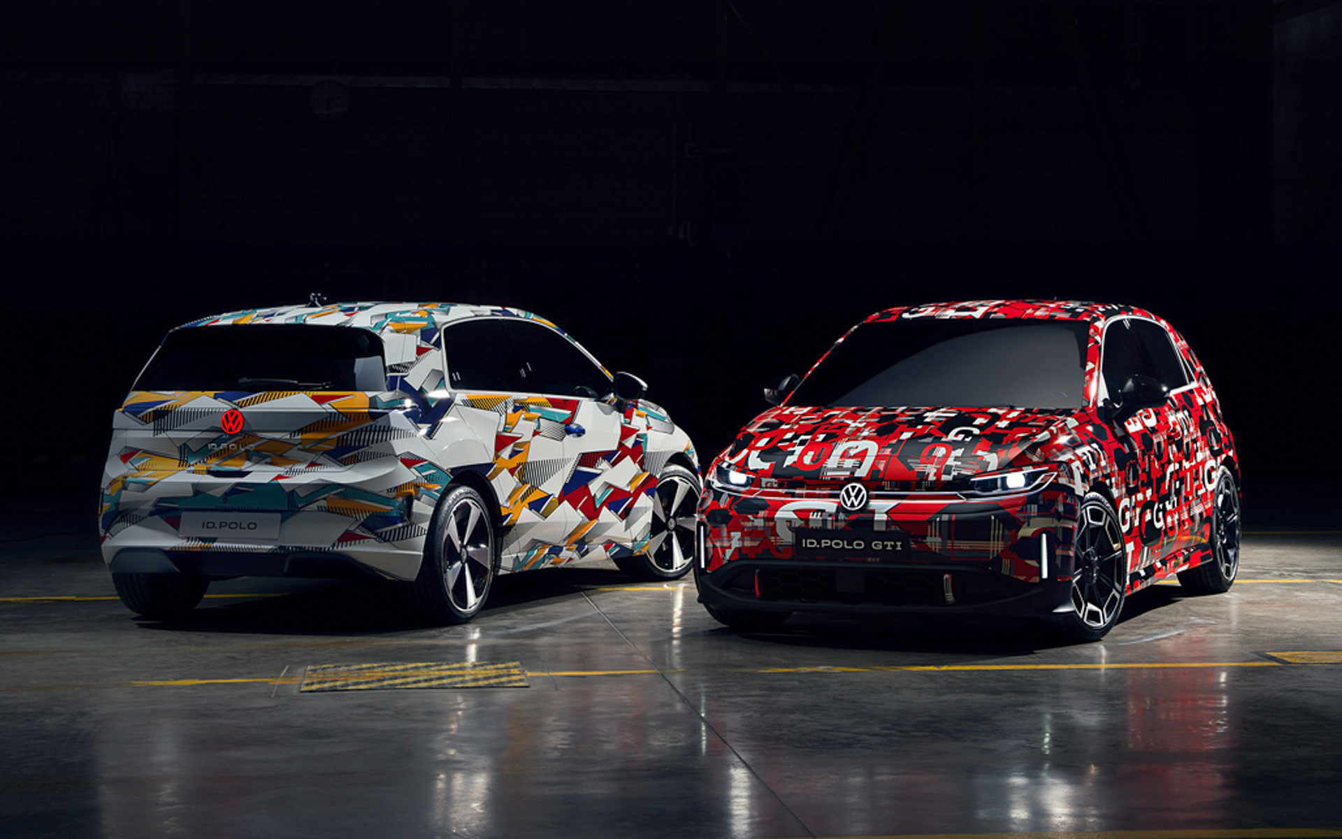 「ID. Polo」（左）と「ID. Polo GTI」（右）