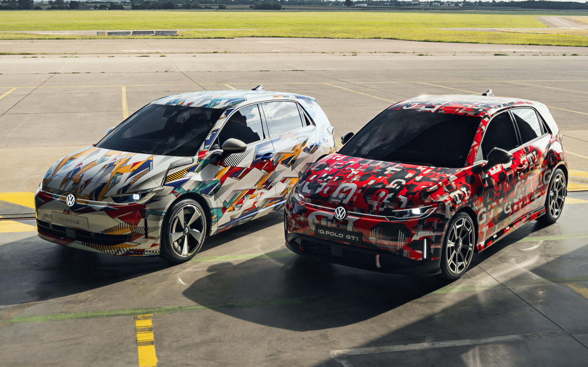 「ID. Polo」（左）と「ID. Polo GTI」（右）