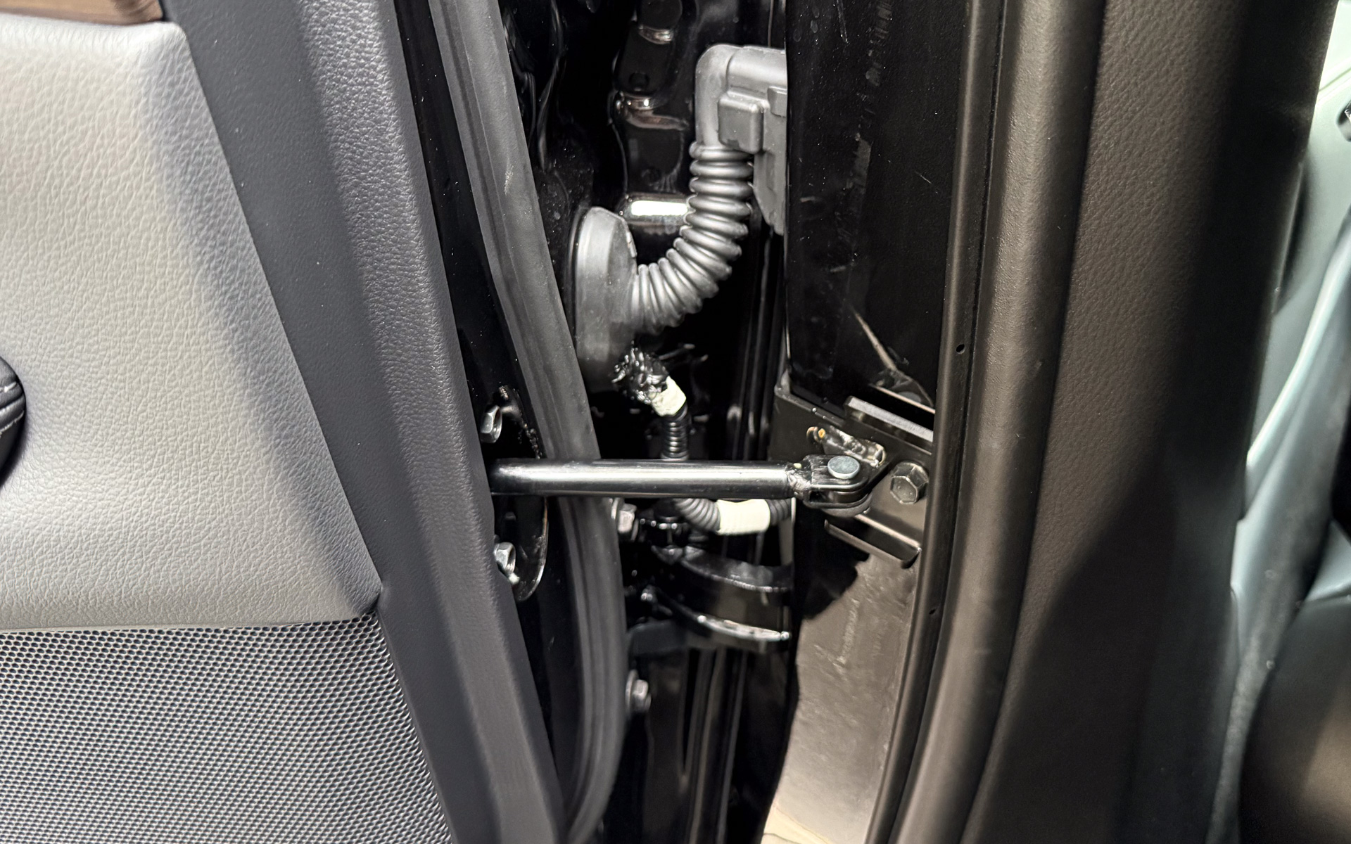 機械式のリアドアオープナーもあるが、これはトヨタ自動車製の電動オープナーが取り付けられているという