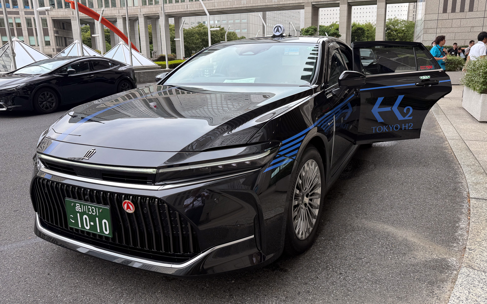 都庁前での試乗会の様子