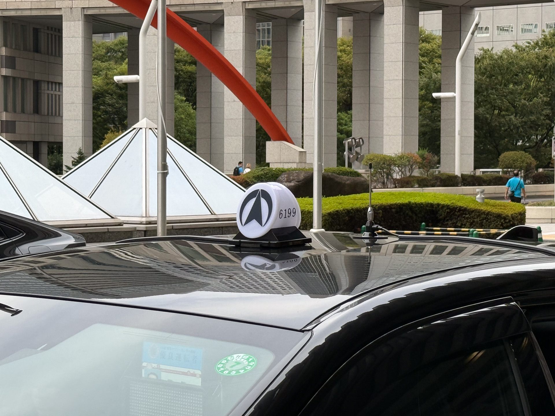 タクシーならではの行灯。無線アンテナも400MHz帯を使用しているためか短いものに