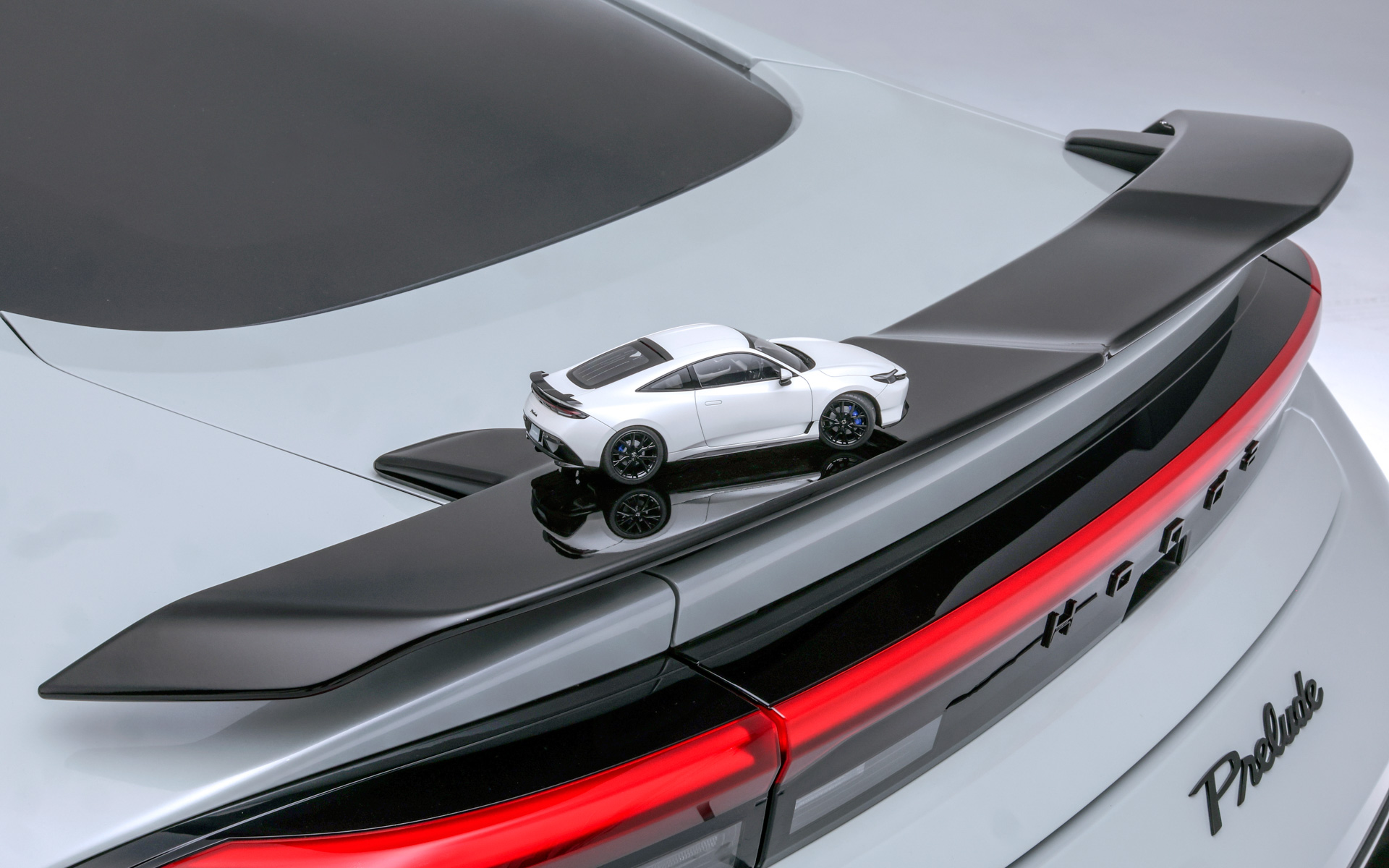 プレリュード用純正アクセサリー「テールゲートスポイラー」とタミヤ「1/24 Honda プレリュード（BF1）」