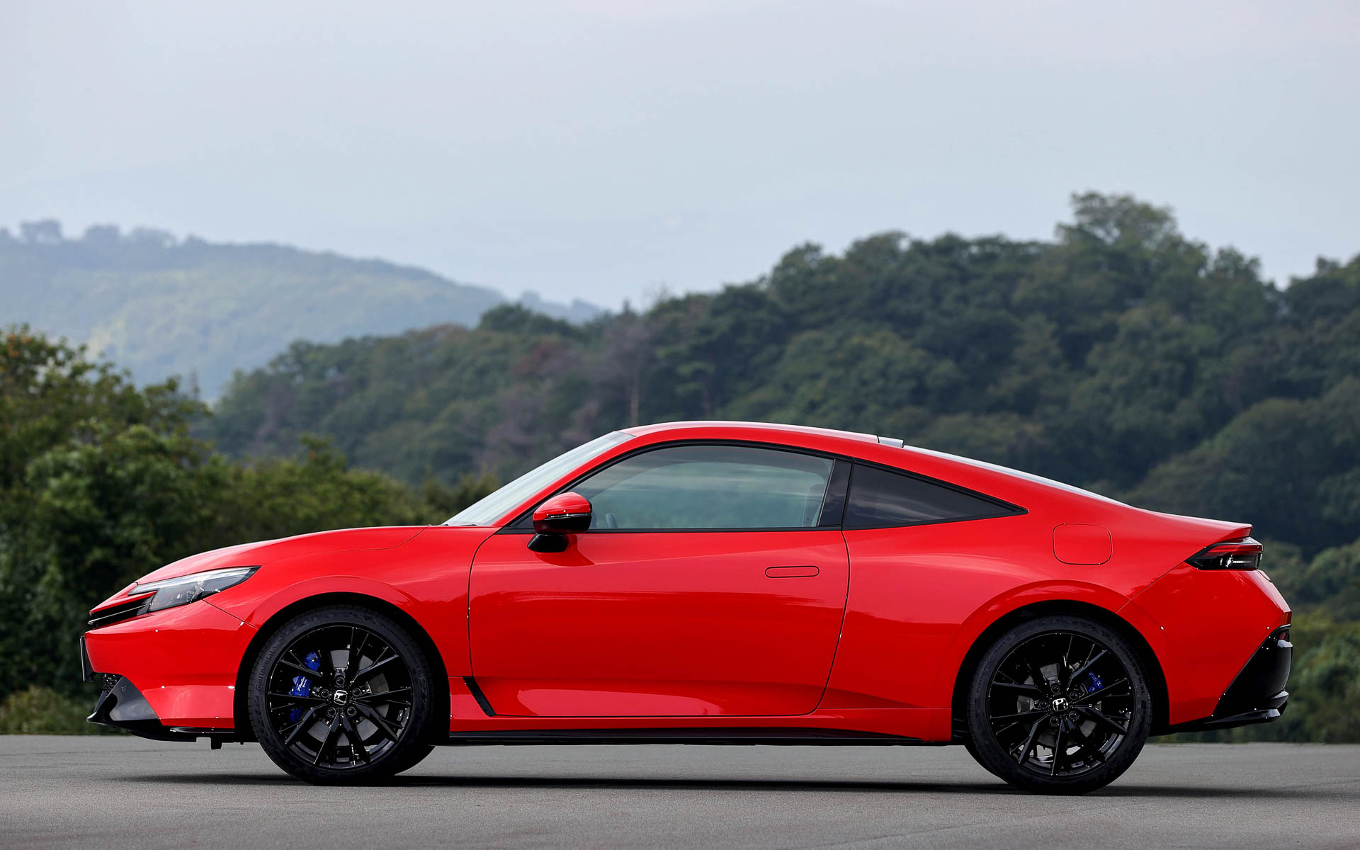 サイドビューを見るとフロントタイヤの位置がFFだ