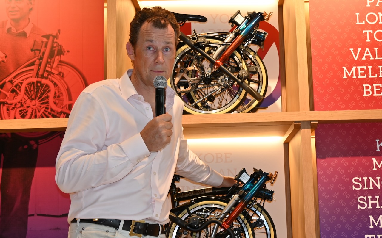ブロンプトンの歴史などを紹介するウィル・バトラー＝アダムスCEO