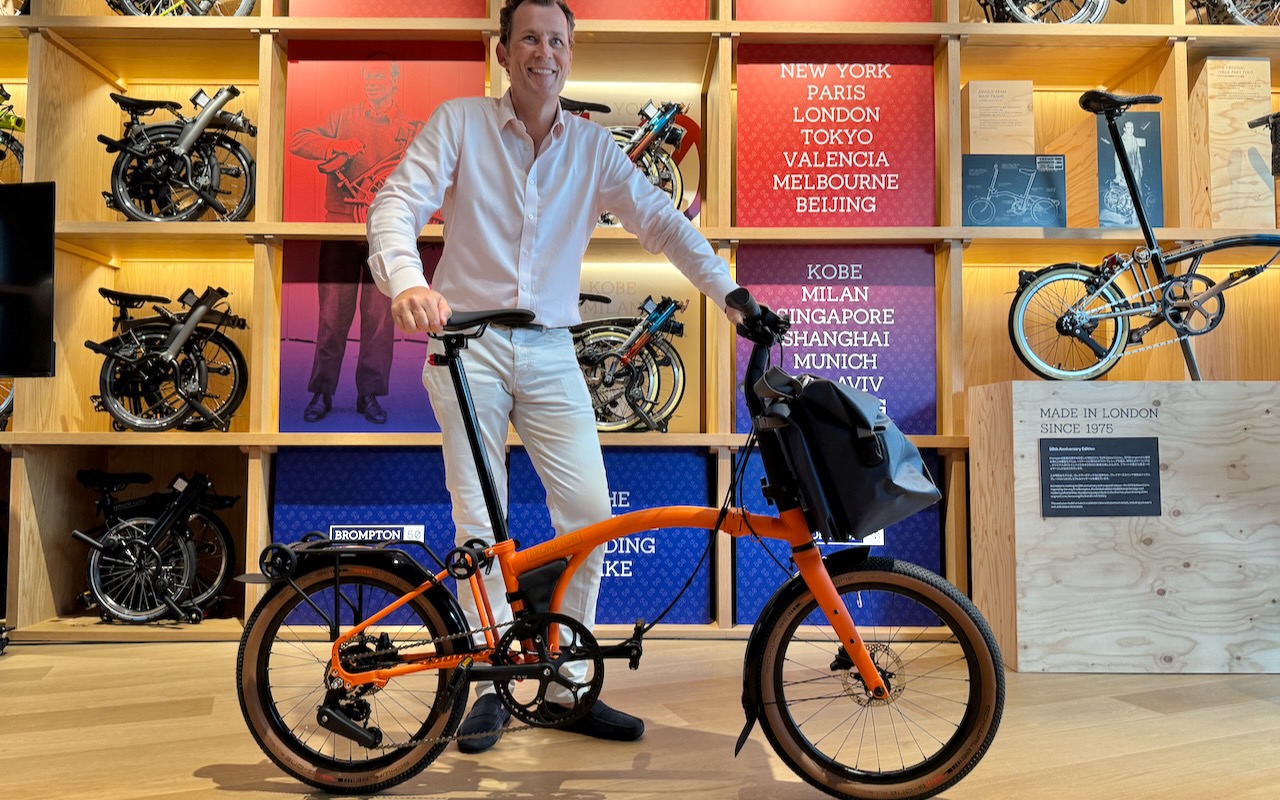 新型Gラインを紹介するウィル・バトラー＝アダムスCEO