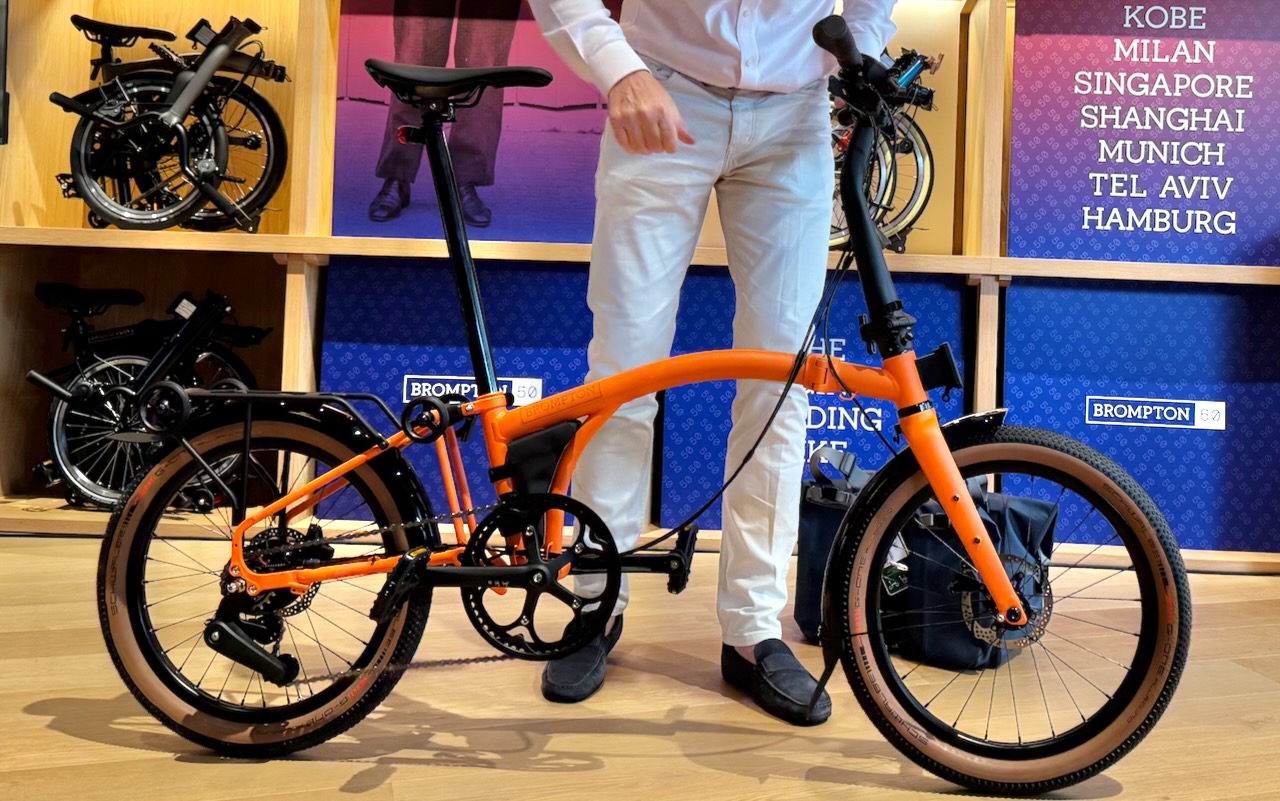 新型Gラインを紹介するウィル・バトラー＝アダムスCEO