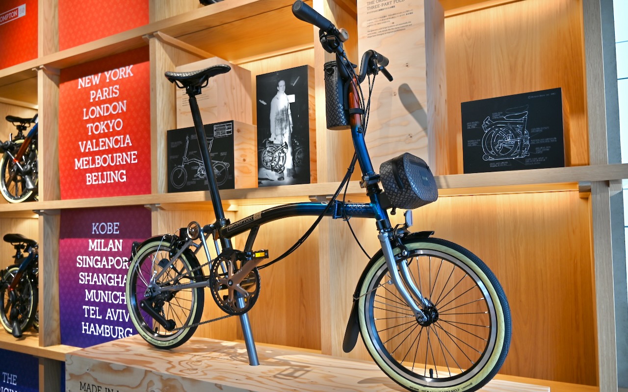 50周年を記念した特別モデル「1975エディション Cライン」を高く掲げて紹介するウィル・バトラー＝アダムスCEO