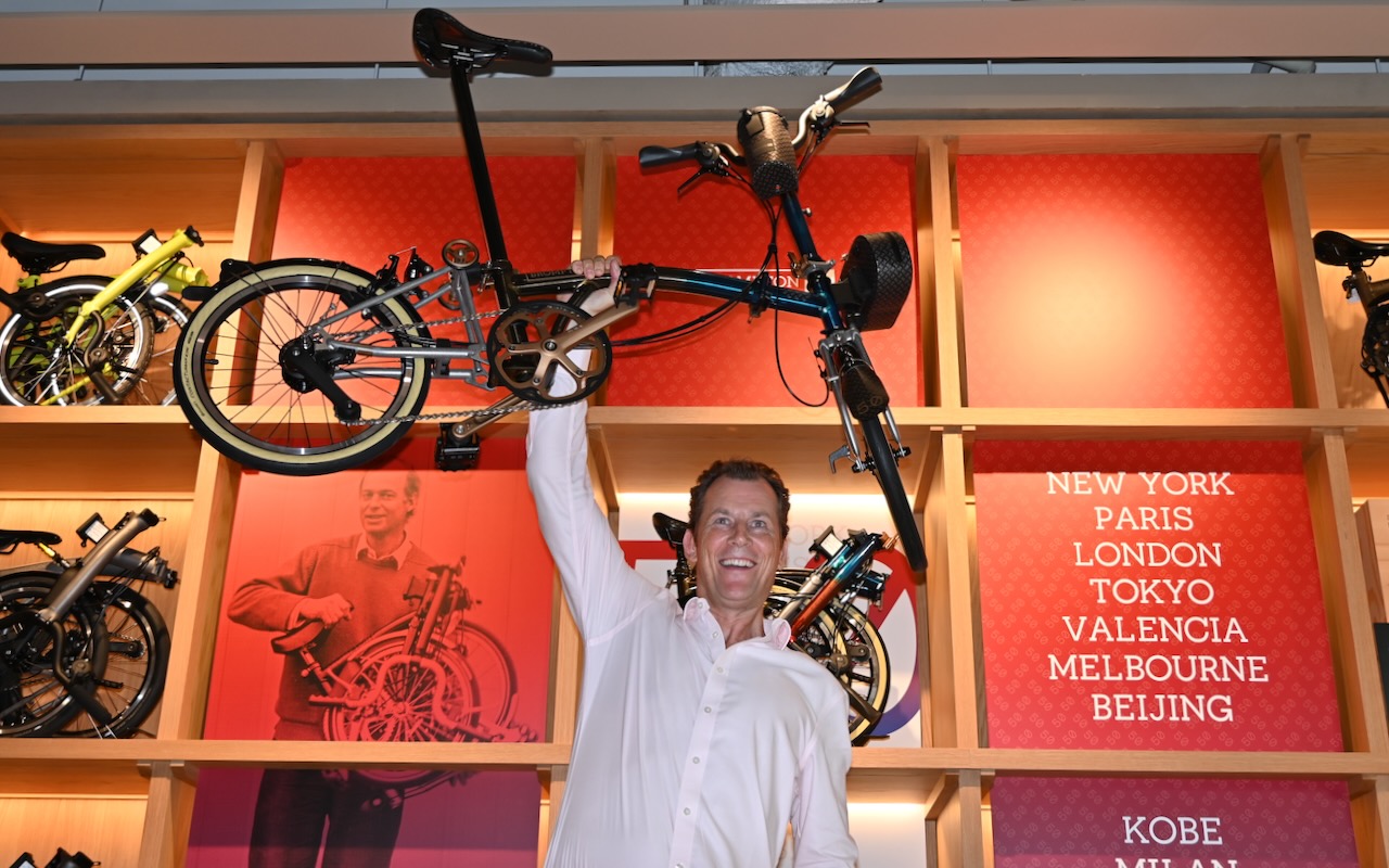 50周年を記念した特別モデル「1975エディション Cライン」を高く掲げて紹介するウィル・バトラー＝アダムスCEO