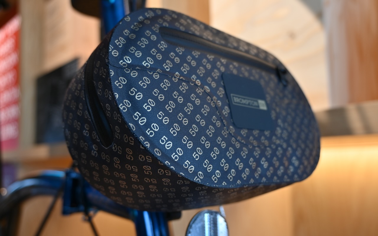 フレームのブロンプトン50のロゴとともに、サドルやバッグ、泥除けなど各部に50のモノグラムが入る