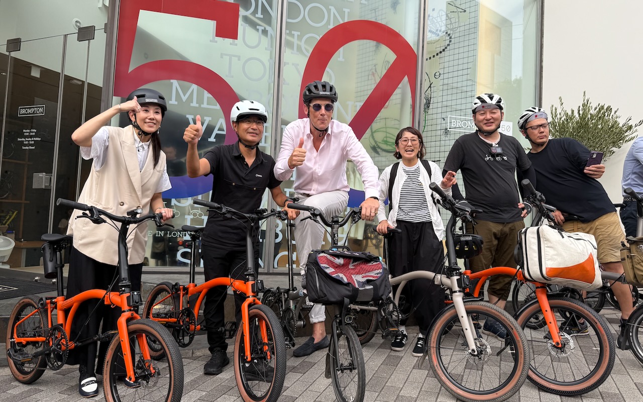 参加者らと共に記念撮影に臨むウィル・バトラー＝アダムスCEO（中央）