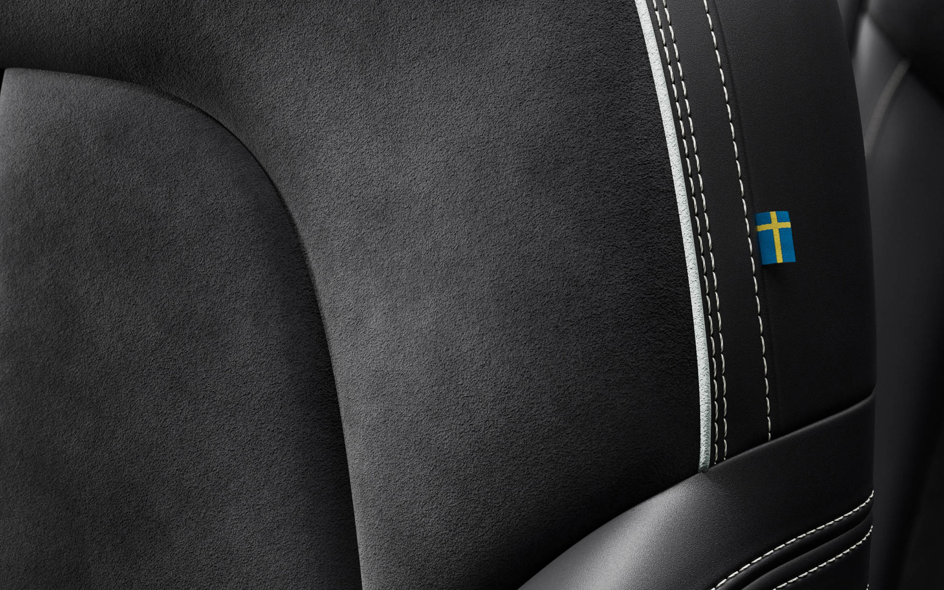 “スウェードテキスタイル”と“マイクロテック”を組み合わせたチャコールのシート表皮を採用