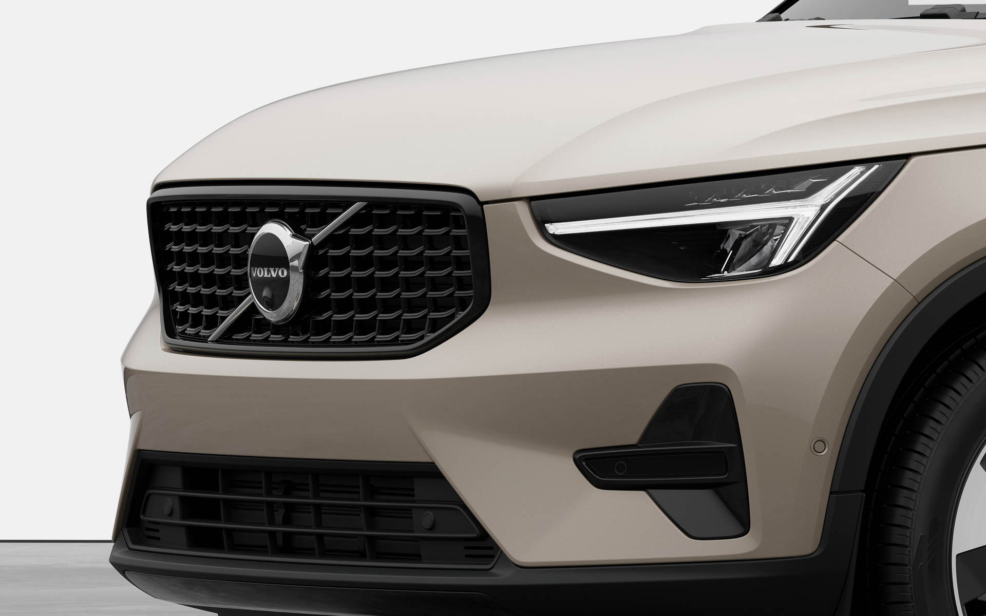 XC40 Ultra B4 AWD Dark Editionをベースに、「サンドデューン・メタリック」をボディカラーに採用