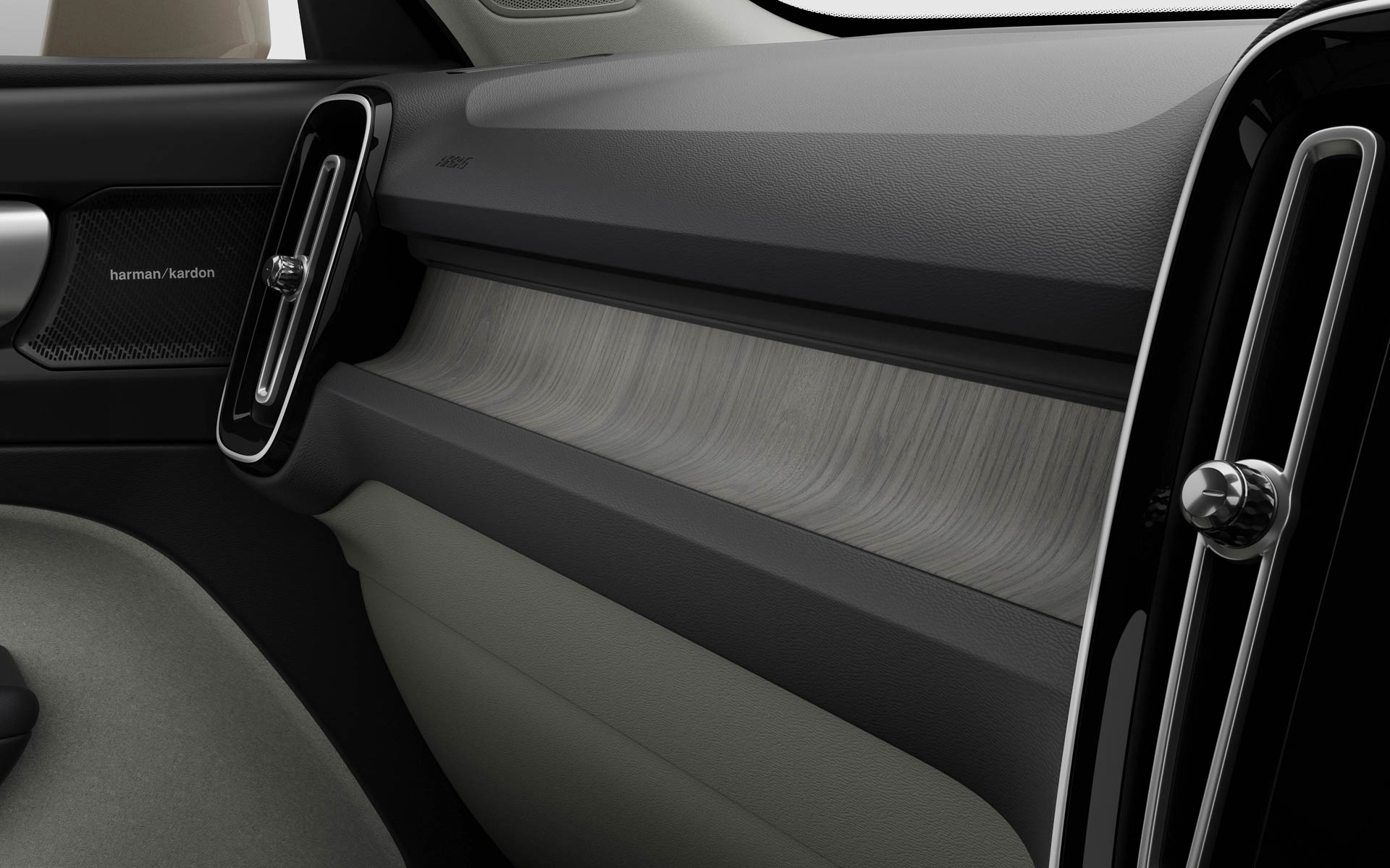 本革シートや本革製キーフォブ、ドリフトウッド・パネル、クリスタル・シフトノブなどを採用