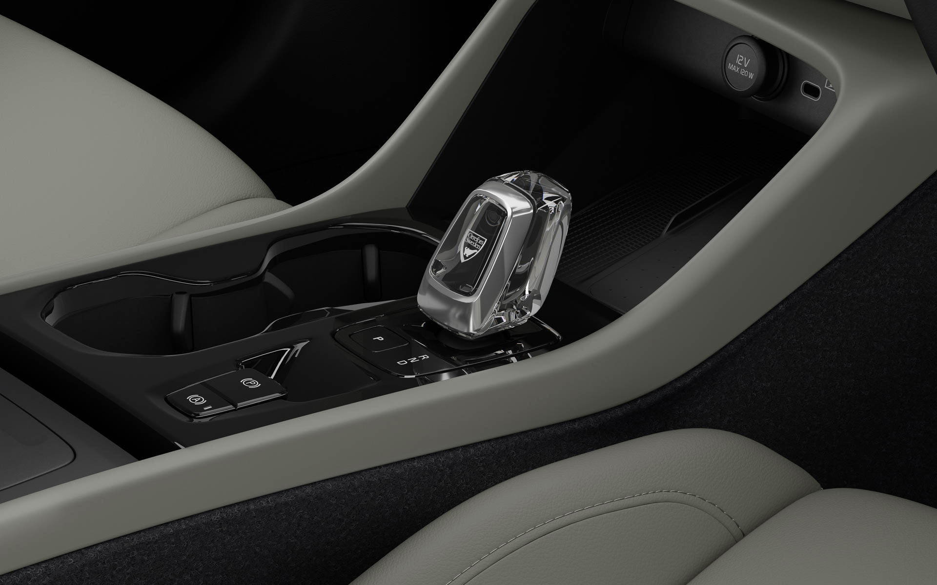 本革シートや本革製キーフォブ、ドリフトウッド・パネル、クリスタル・シフトノブなどを採用