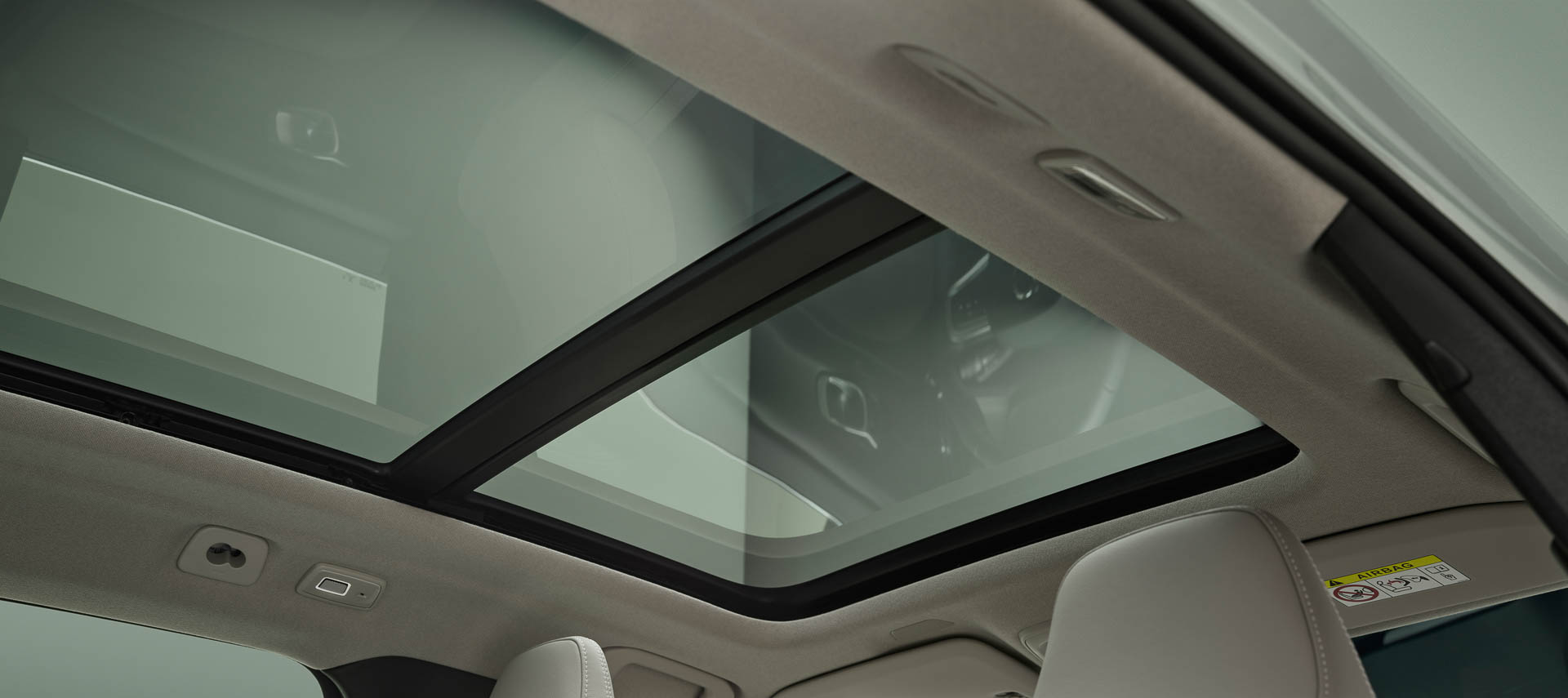 チルトアップ機構付き電動パノラマ・ガラス・サンルーフを特別装備