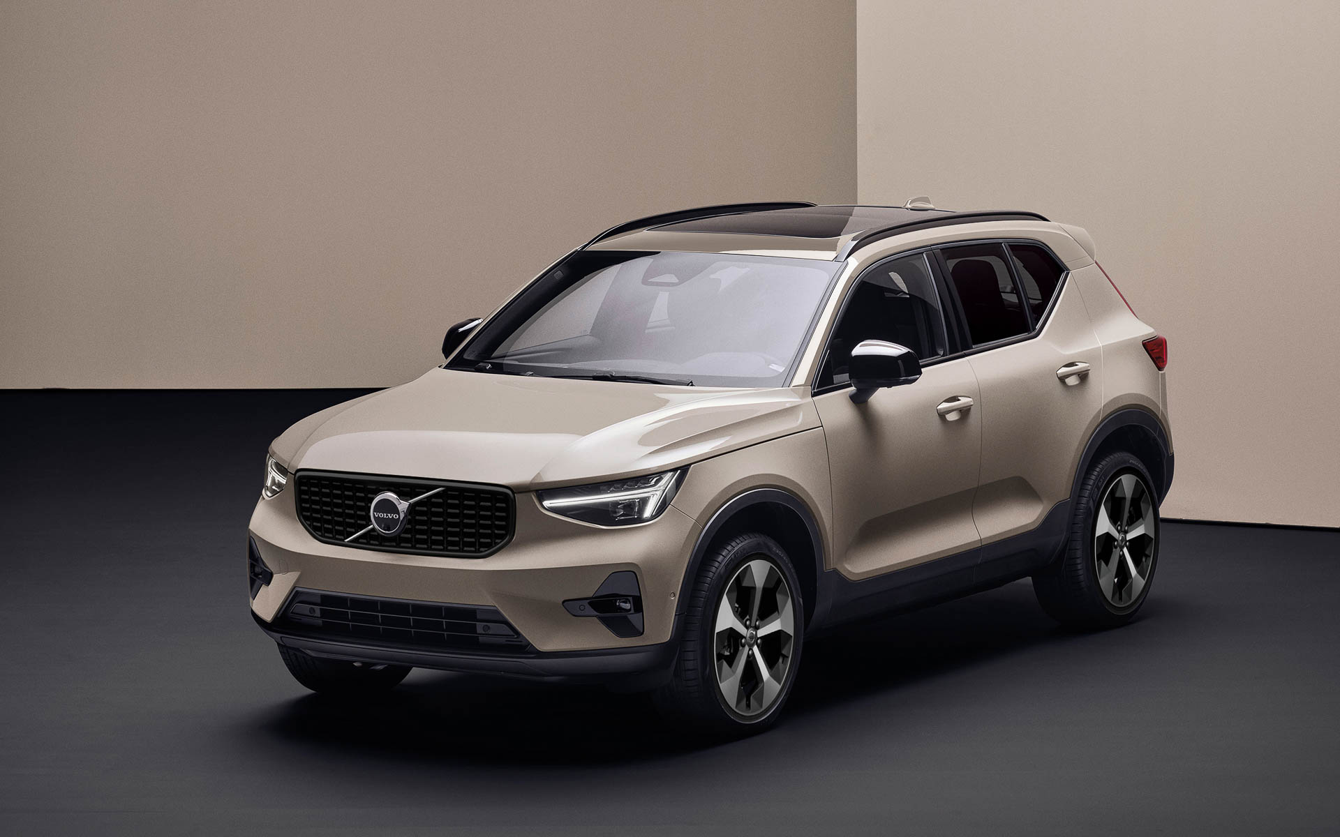 XC40 Ultra B4 AWD Dark Edition“Sand Dune”