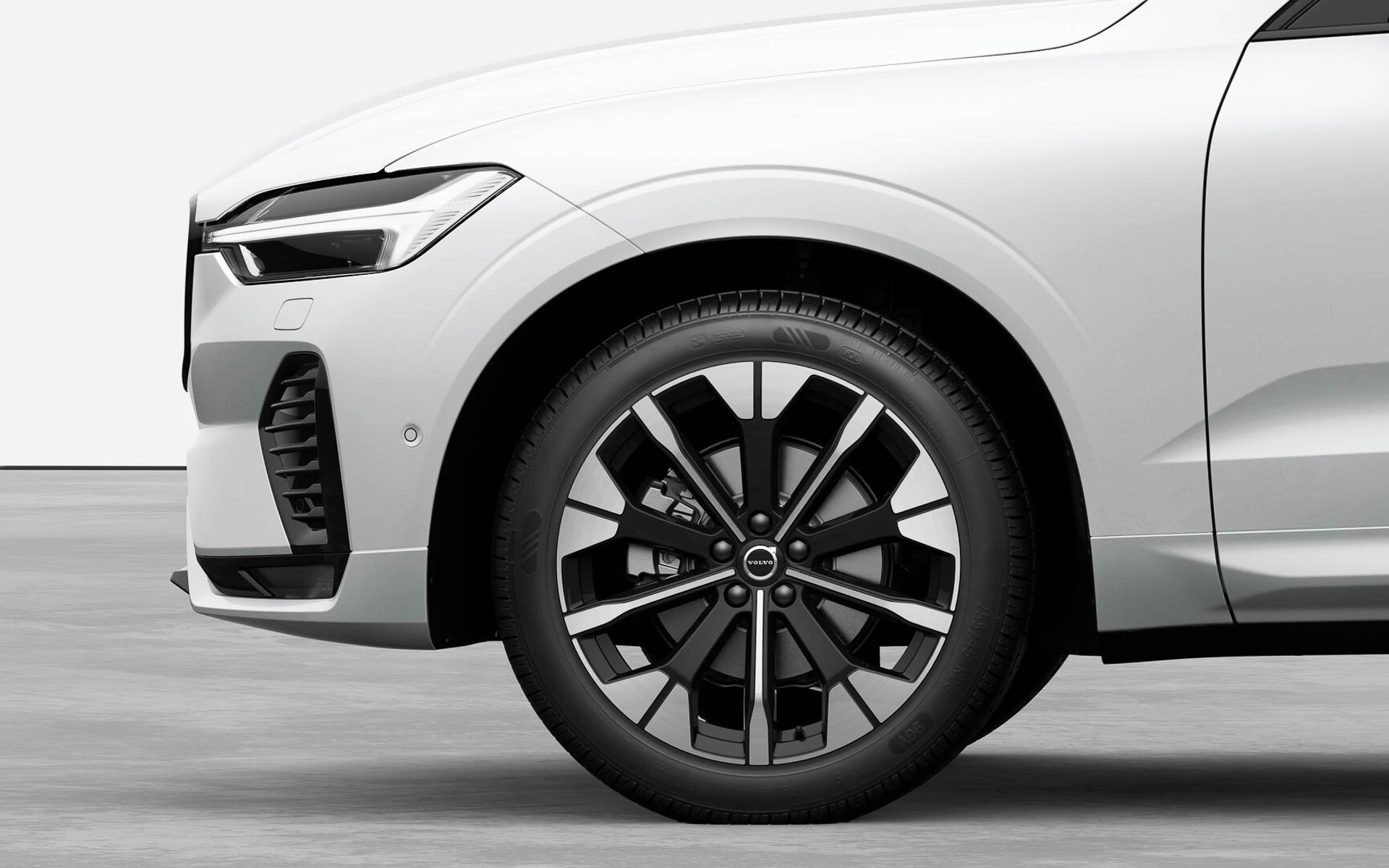 20インチ5Yスポーク ダイヤモンドカット/グロッシーブラックの専用アルミホイールを装備