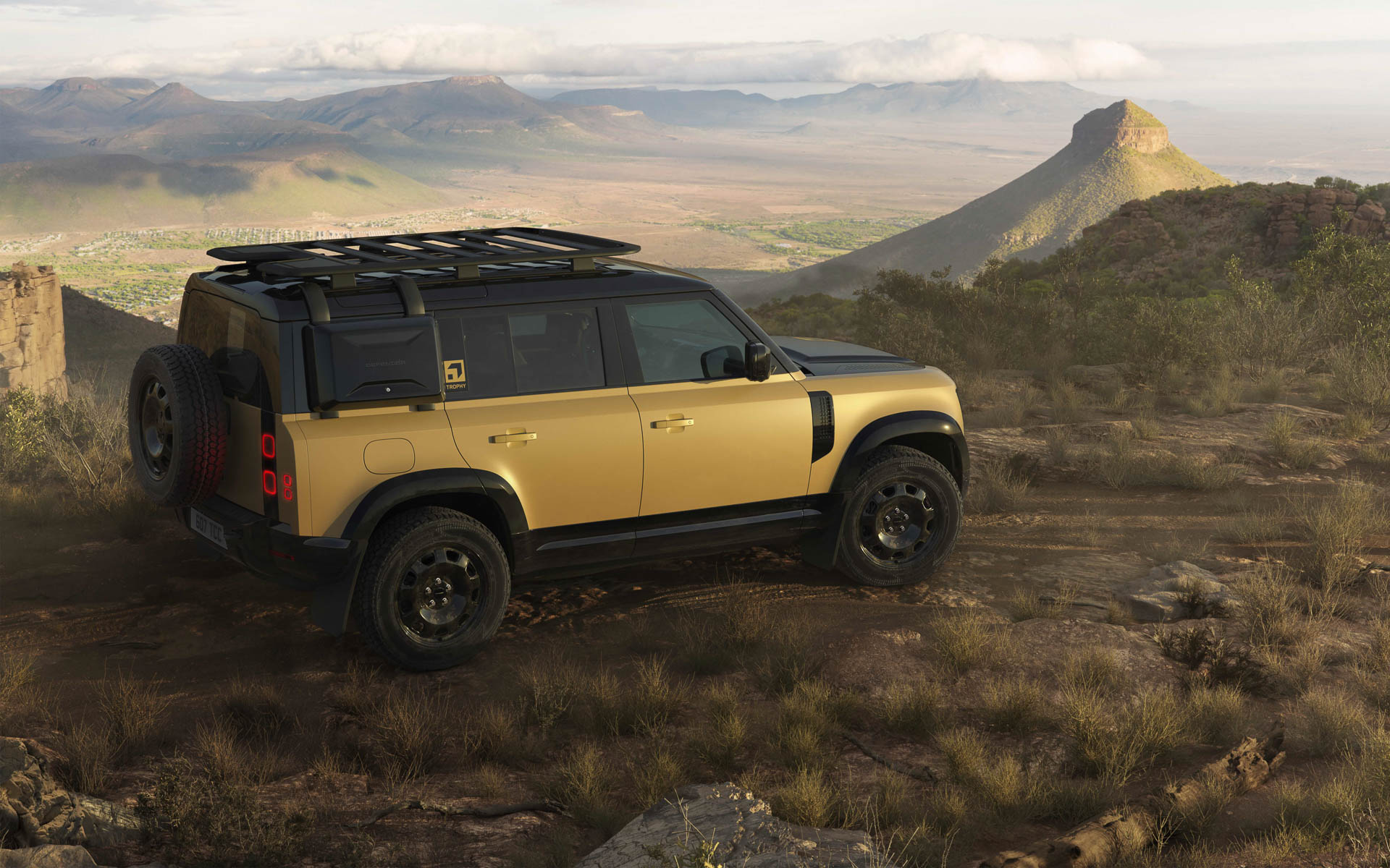 ディフェンダー トロフィーエディション CURATED FOR JAPAN（ディープサンドグローイエロー）