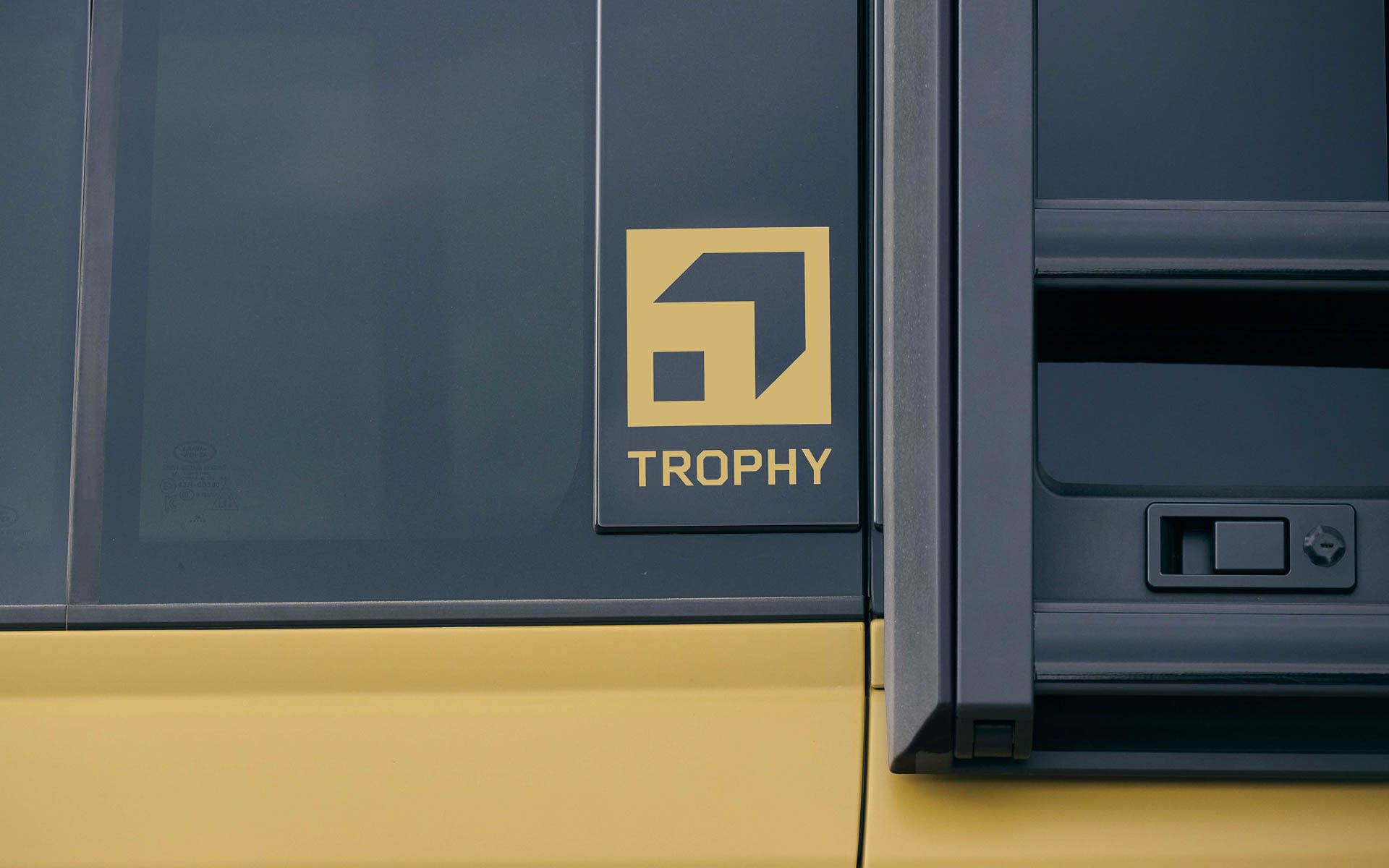 ディフェンダー トロフィーエディション CURATED FOR JAPAN（ディープサンドグローイエロー）